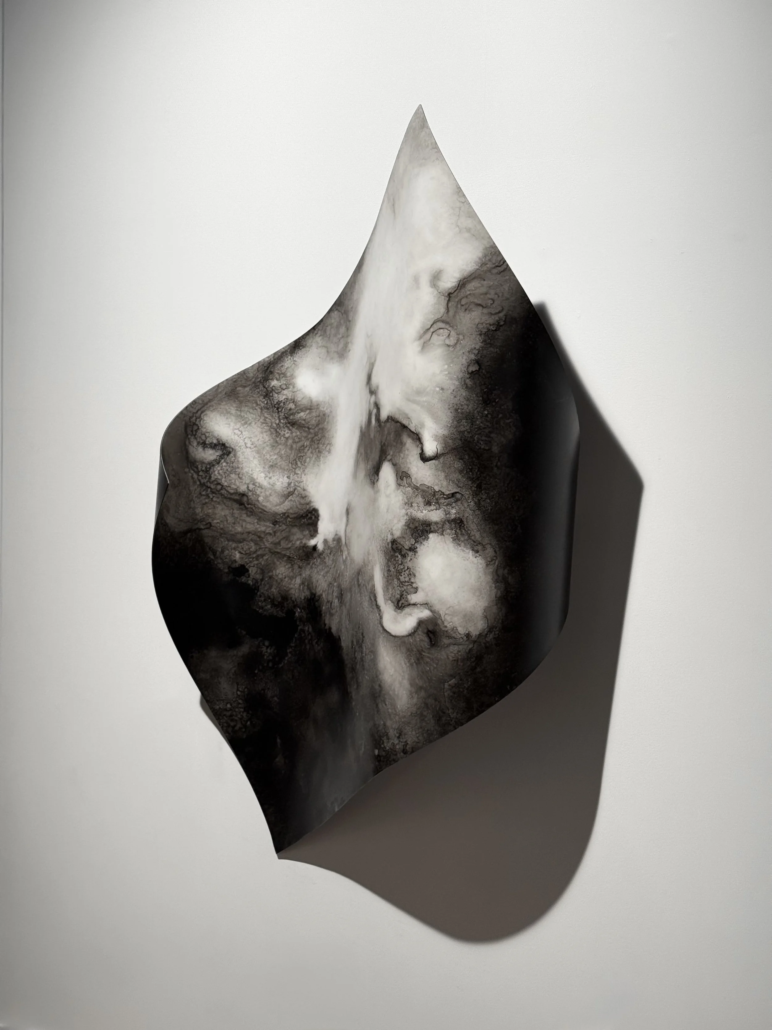 Flot, 2025 (1/3),
Emy Gagnon Gélinas, Encre de Chine, papier Yupo et acier | India ink, Yupo paper and steel,
91 cm × 122 cm × 60 cm, 3,900$ CAD (individuel)