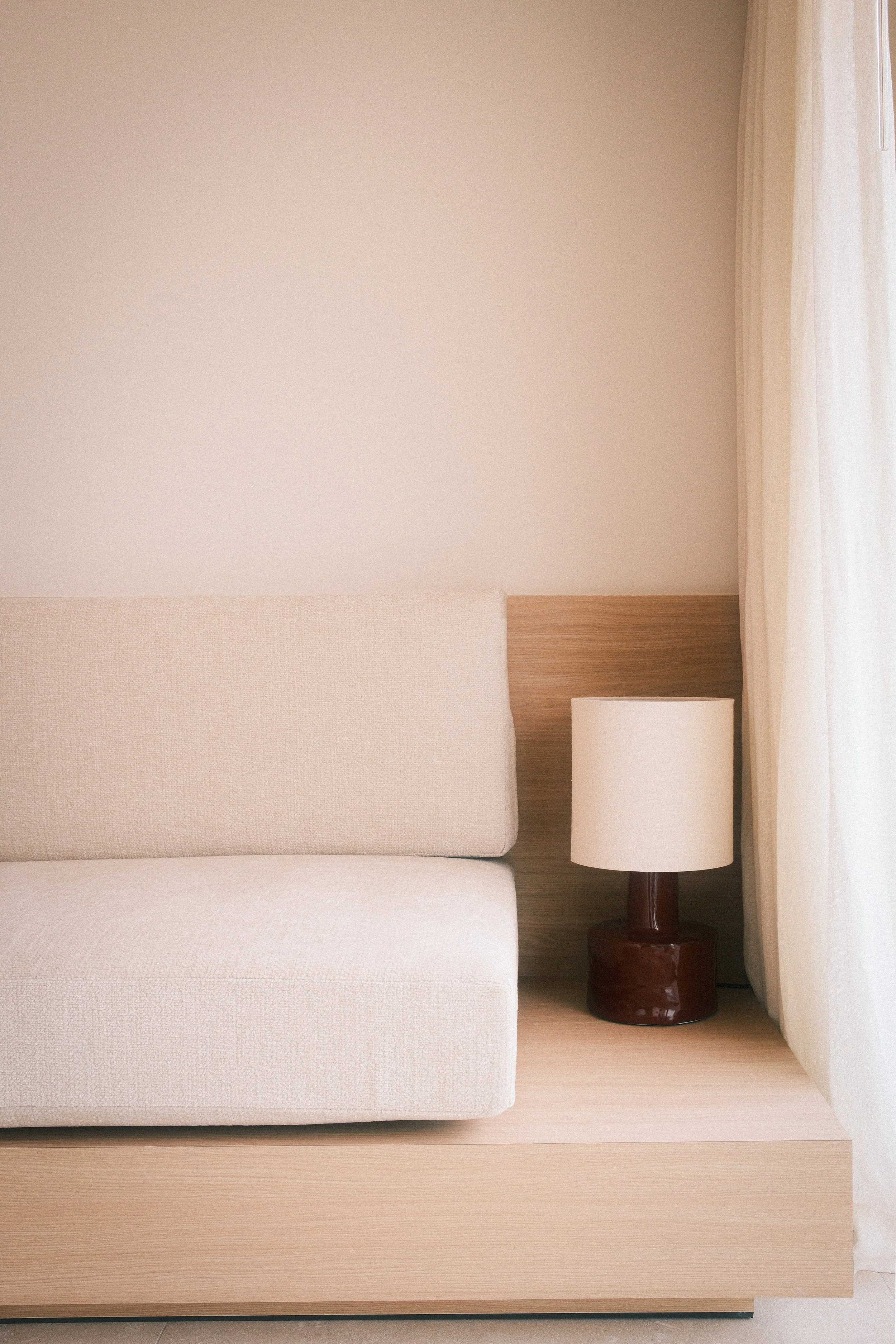 Relaxing area in a holiday home, linen cushions, Serax light.