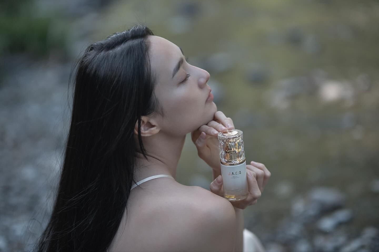 每一滴 JACQ植物干细胞精华液，都是自然与时间的和解。以大豆活性成分为源，融合专业萃取科技，赋予肌肤稳定修复与抗老能量，守护内在平衡。
自然的力量，不止于修护，更是一种细腻的温柔。🌿

Every drop of JACQ Plant Stem Cell Serum is where nature and time find harmony, empowering the skin with balance, renewal, and grace. 🌿