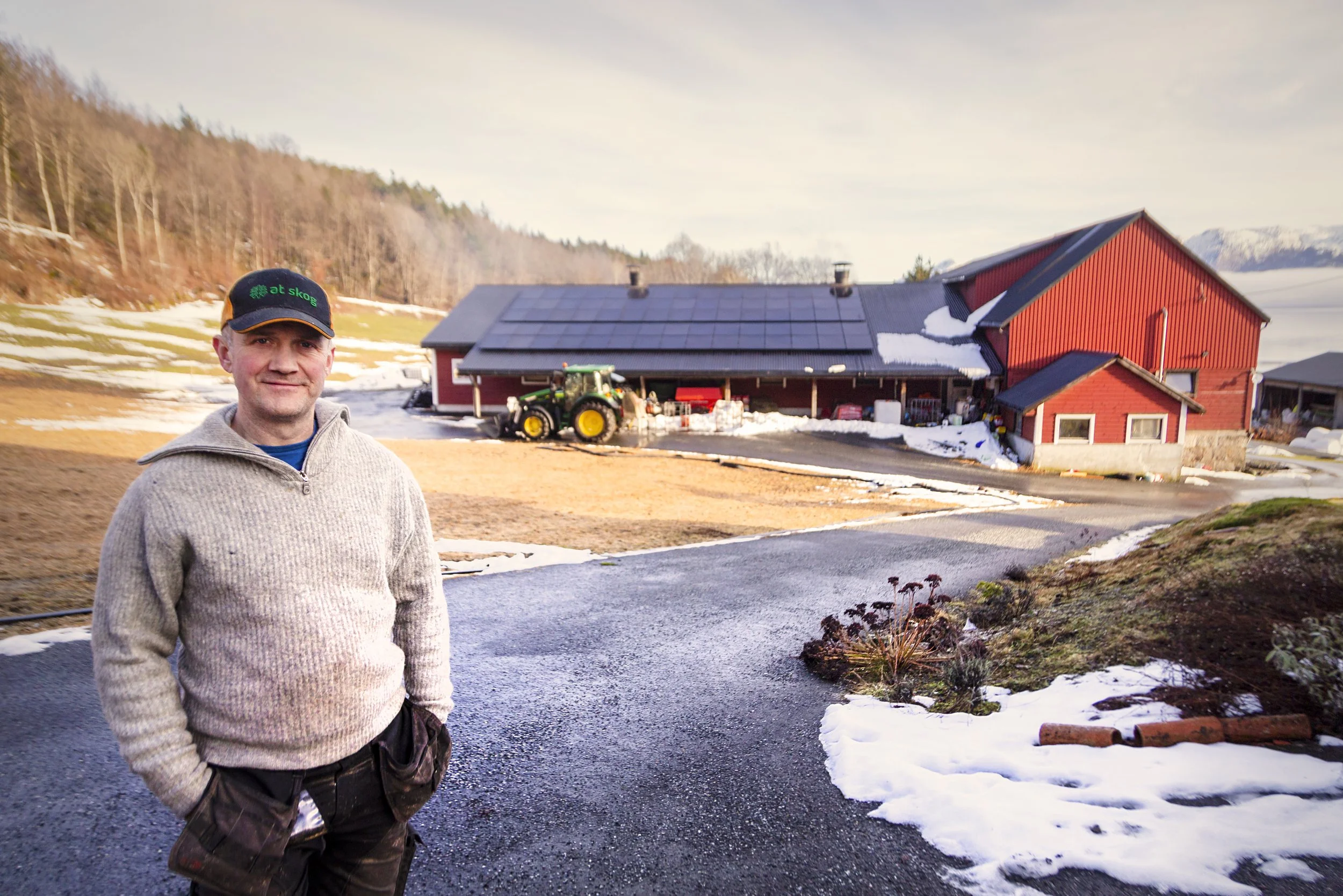 GLIMT FRÅ NERNES GARD, MARS 2024:
Påsken er ei fin tid for steikeost i bålpanna! Bonde, sagbrukar og styreleiar Peder sin favoritt er chili. Han og familien på Mundheim et gjerne steikeosten mellom hamburgerbrød og salat, og piffar det heile opp med
