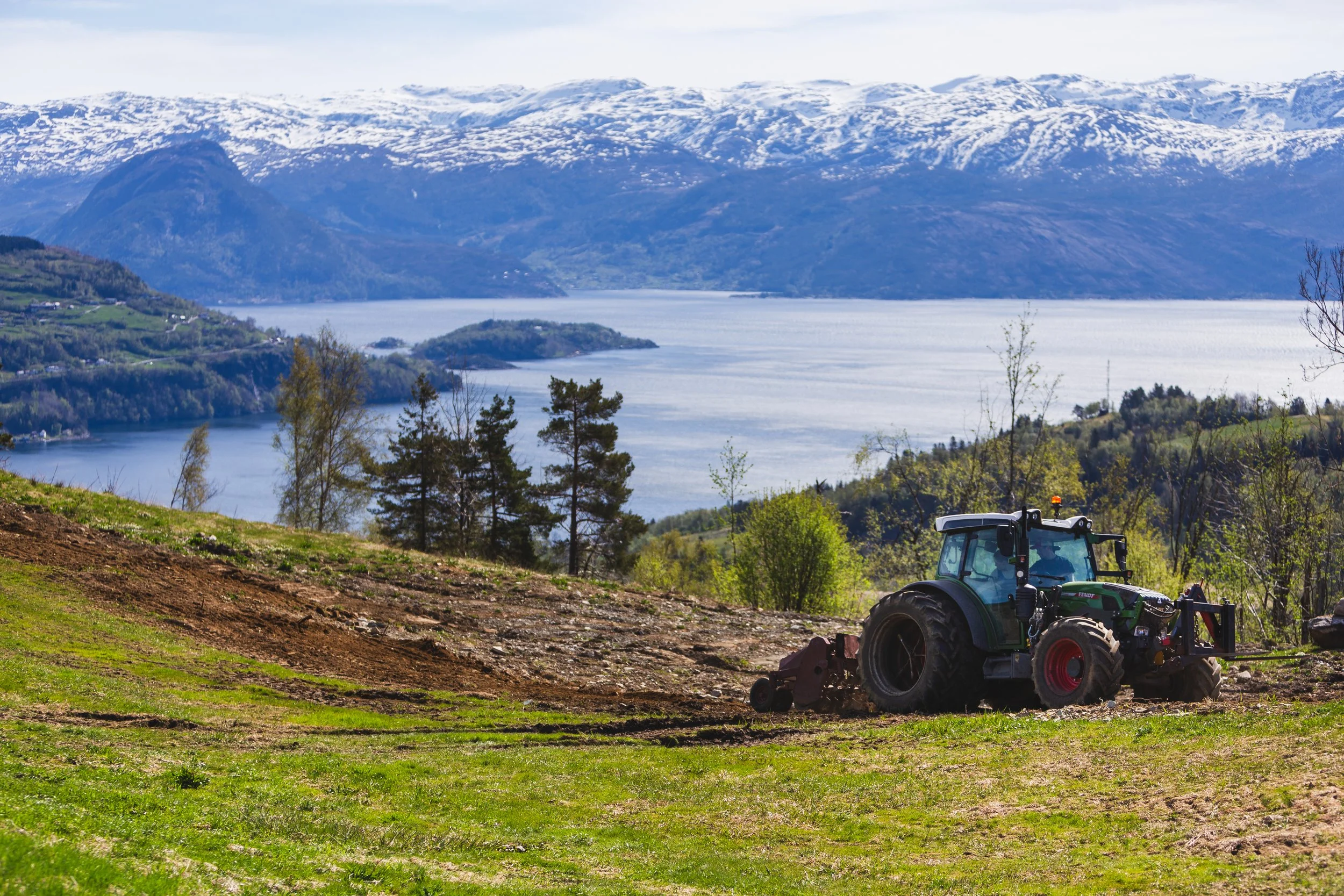 Å nytta og utvikla kvar einskild gard sine lokale ressursar er viktig for bøndene i Hardanger Bygdeysteri.