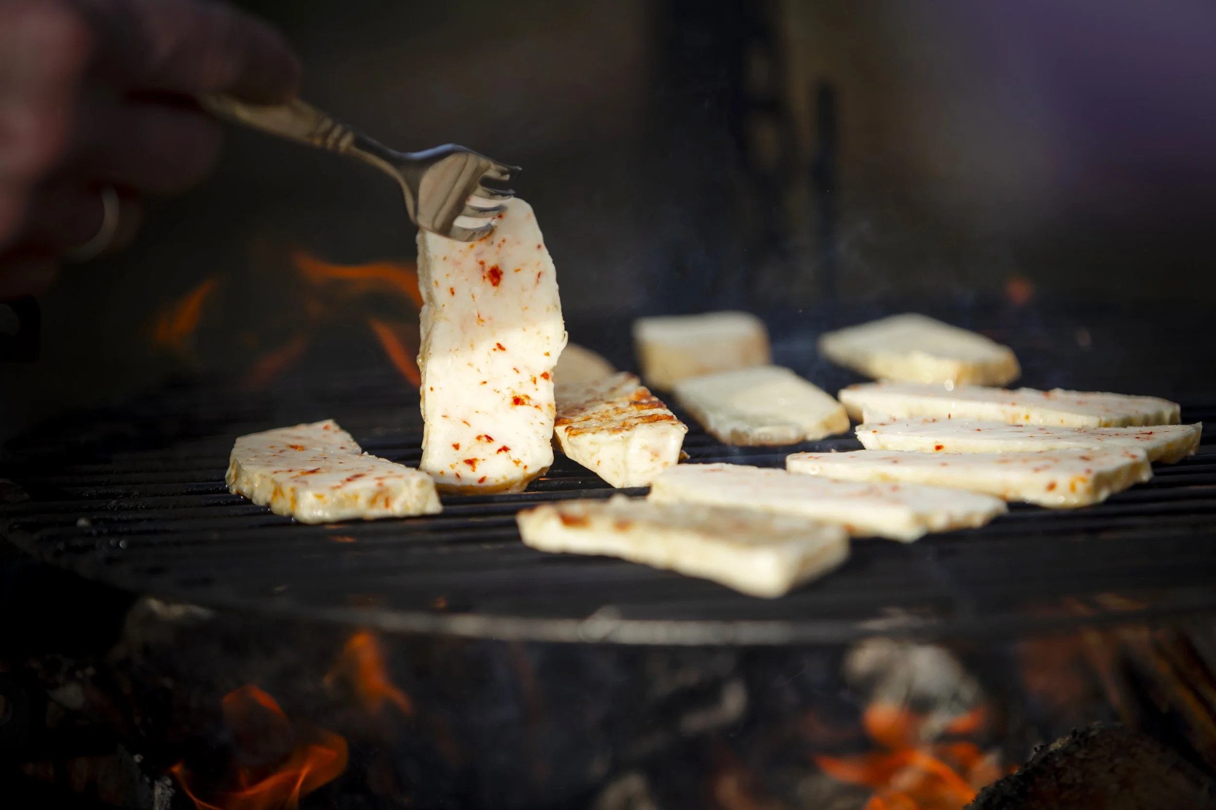 GLIMT FRÅ NERNES GARD, MARS 2024:
Påsken er ei fin tid for steikeost i bålpanna! Bonde, sagbrukar og styreleiar Peder sin favoritt er chili. Han og familien på Mundheim et gjerne steikeosten mellom hamburgerbrød og salat, og piffar det heile opp med