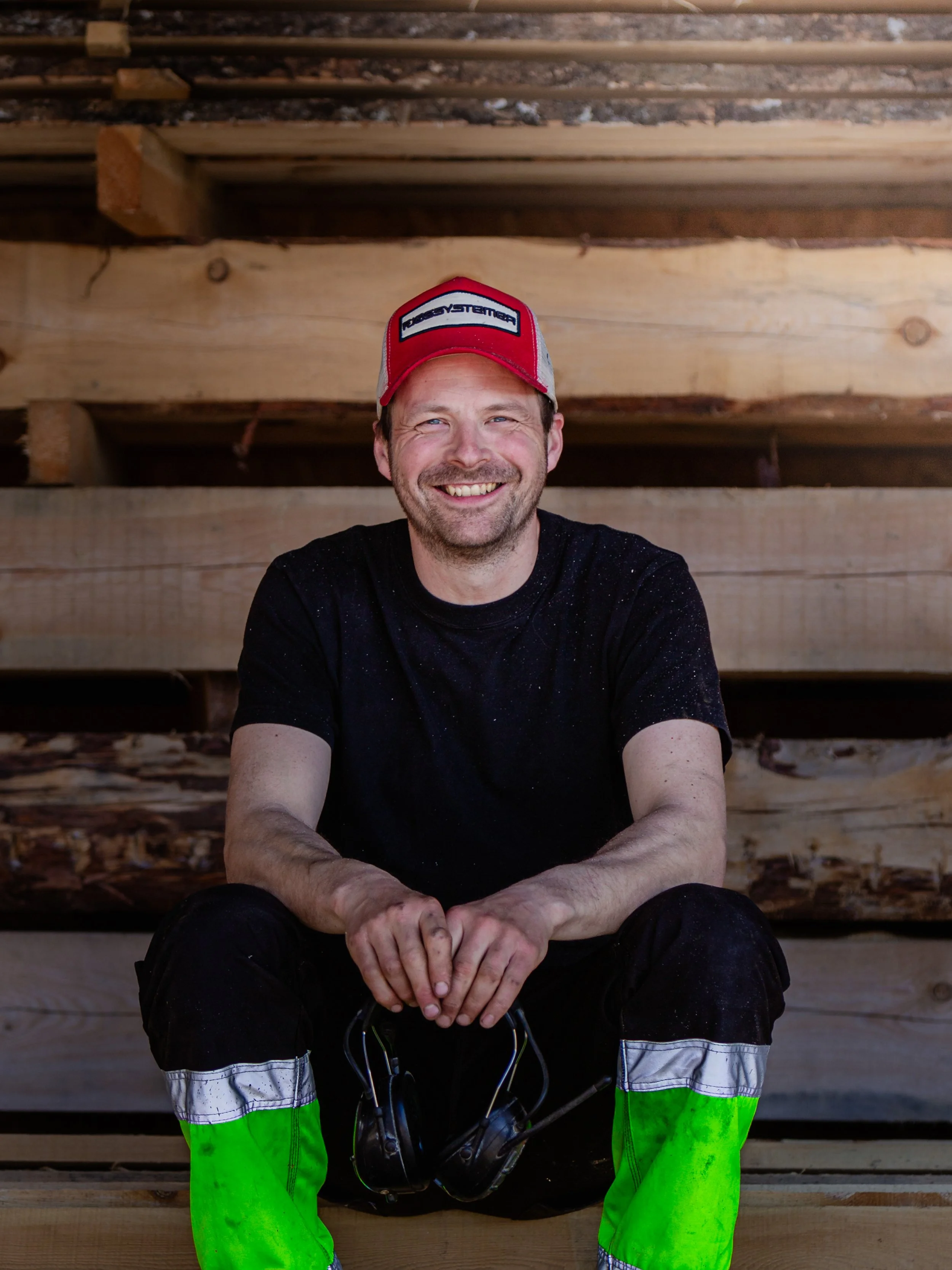Å vera bonde er å ha lange perspektiv i arbeidet. Å dyrka eiga jord er meir arbeid enn forteneste om ein berre tenkjer her og no, men arbeidet lønar seg på lang sikt.