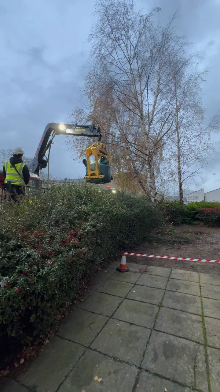 External Grounds Maintenance 👷🏼‍♂️
Client reported broken and unsafe paving slabs, caused by tree roots. 🌳 ⚠️
The Facilitated Management team were on site to remove the affected paving, rectify the root issue and make safe the area with fre