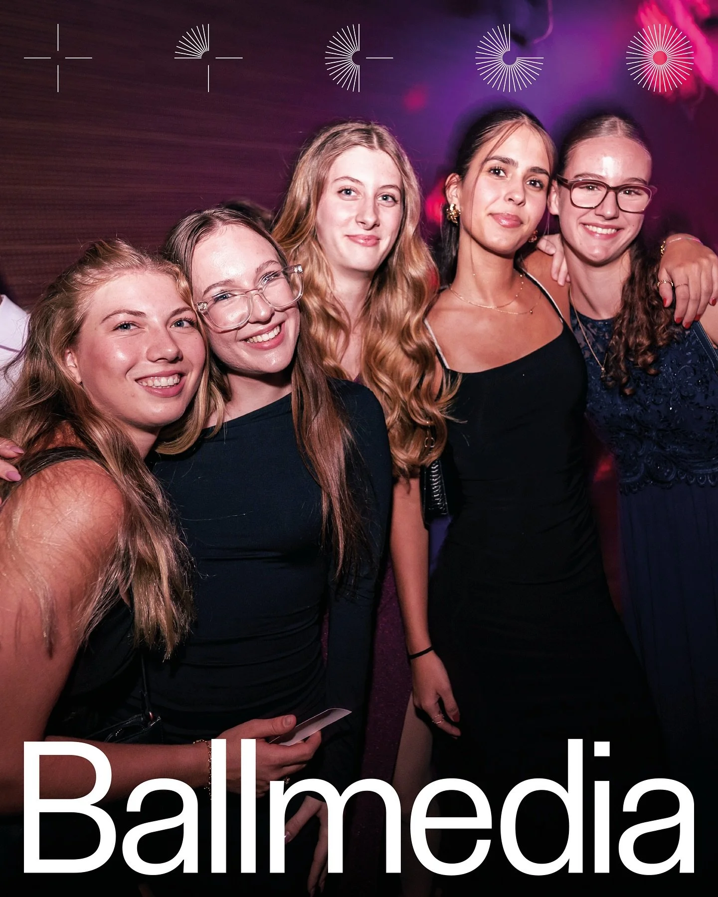✨ Am Freitag war es endlich soweit! 🎉 Der Maturaball @schulschwestern.bulme.ball2025 hat mit seiner traumhaften Polonaise und der legend&auml;ren Partystimmung in der Disco einfach alle begeistert. 🕺💃
Markiert eure Freund:innen und teilt eure Lieb