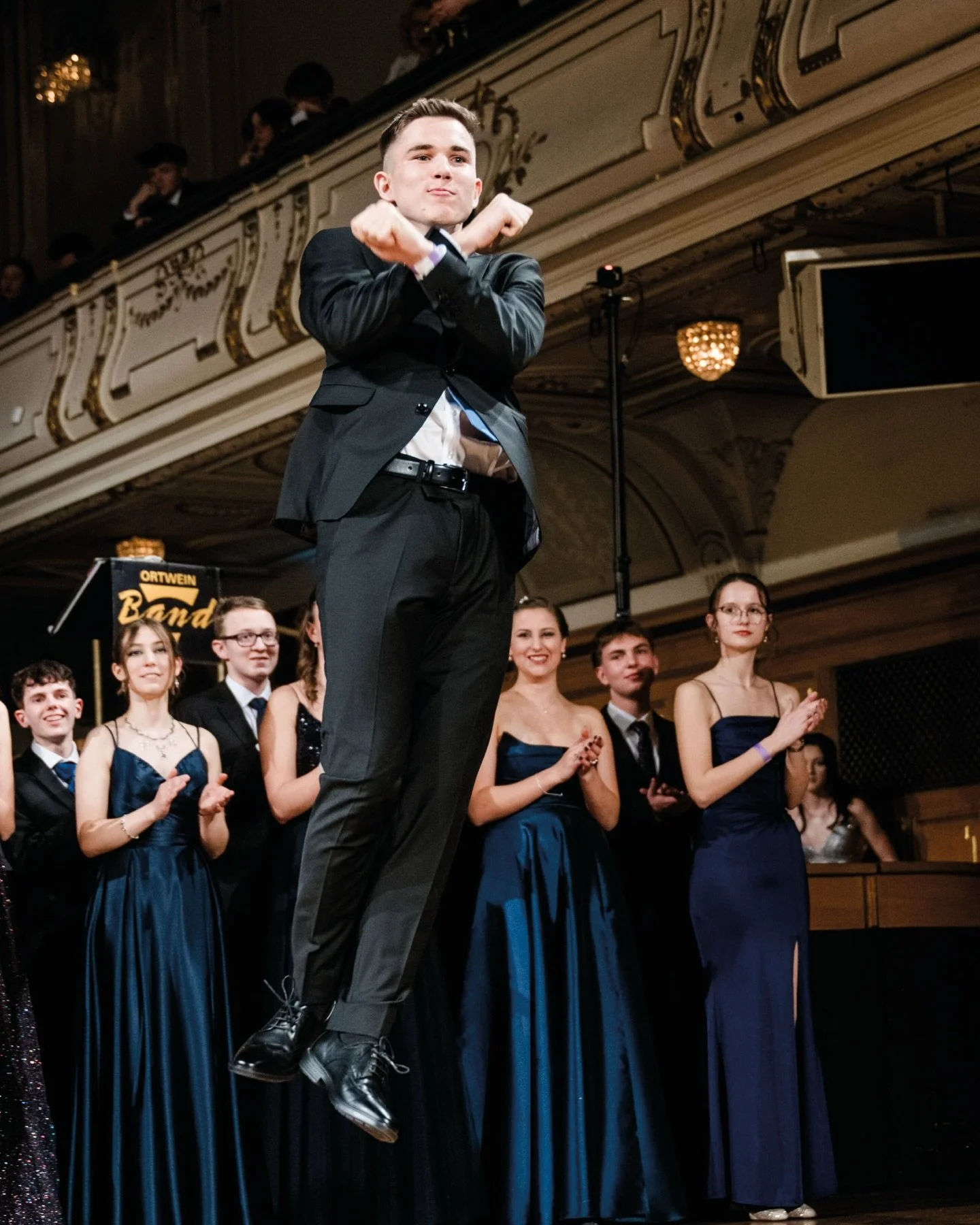 Bei der Polonaise des Maturaballs des B(R)G Kepler durften wir die sch&ouml;nsten Momente festhalten &ndash; und was f&uuml;r ein Anblick das war! ✨
.
Traumhaft funkelnde Kleider, elegante Schritte und eine Stimmung, die den ganzen Saal erstrahlen li