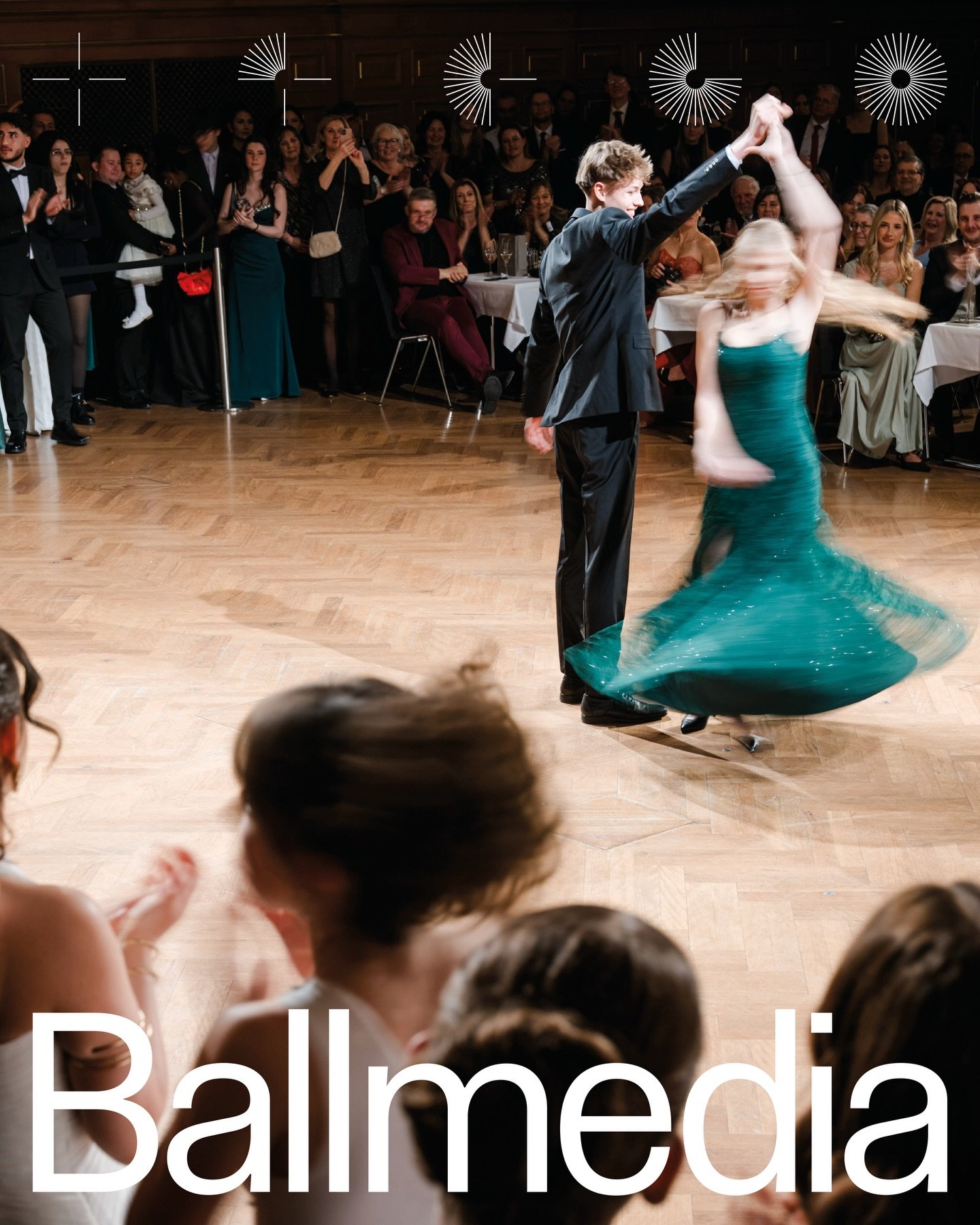 Spotlight an, Musik erklingt, die Polonaise beginnt. 🎥✨
.
Unter dem Motto &bdquo;𝐡𝐚𝐤𝐚𝐝𝐞𝐦𝐲 𝐚𝐰𝐚𝐫𝐝𝐬 - 𝐚𝐧𝐝 𝐭𝐡𝐞 𝐦𝐚𝐭𝐮𝐫𝐚 𝐠𝐨𝐞𝐬 𝐭𝐨&hellip;&ldquo; verwandelte sich der Ballsaal in eine B&uuml;hne voller Eleganz &ndash; und jede