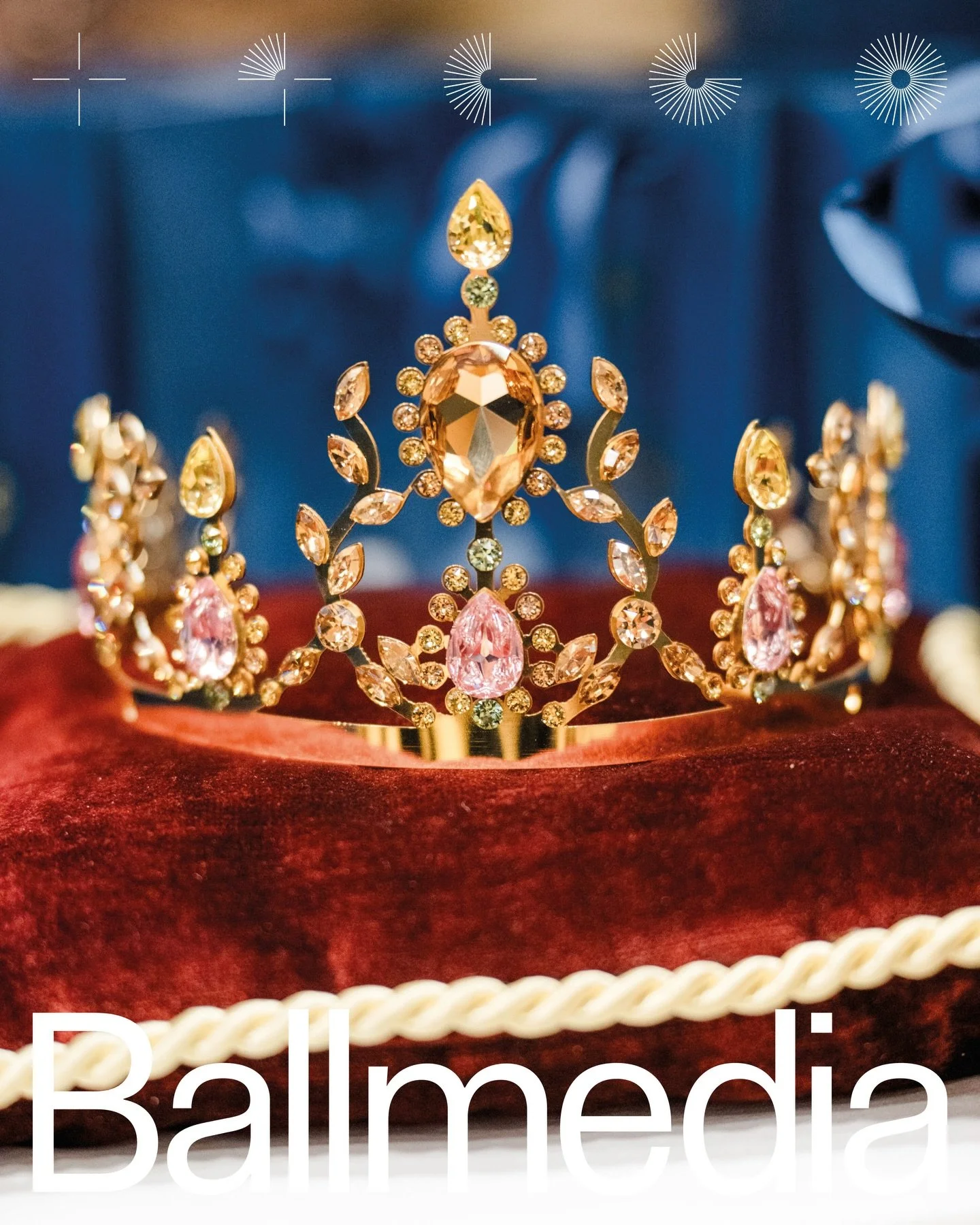 Kr&ouml;nchen&uuml;bergabe bei der Opernredoute
.
Wir waren mit der Kamera mittendrin und haben ein paar besondere Momente der feierlichen &Uuml;bergabe eingefangen &ndash; Emotionen und Eleganz.
.
Wir freuen uns schon riesig auf die Opernredoute am 