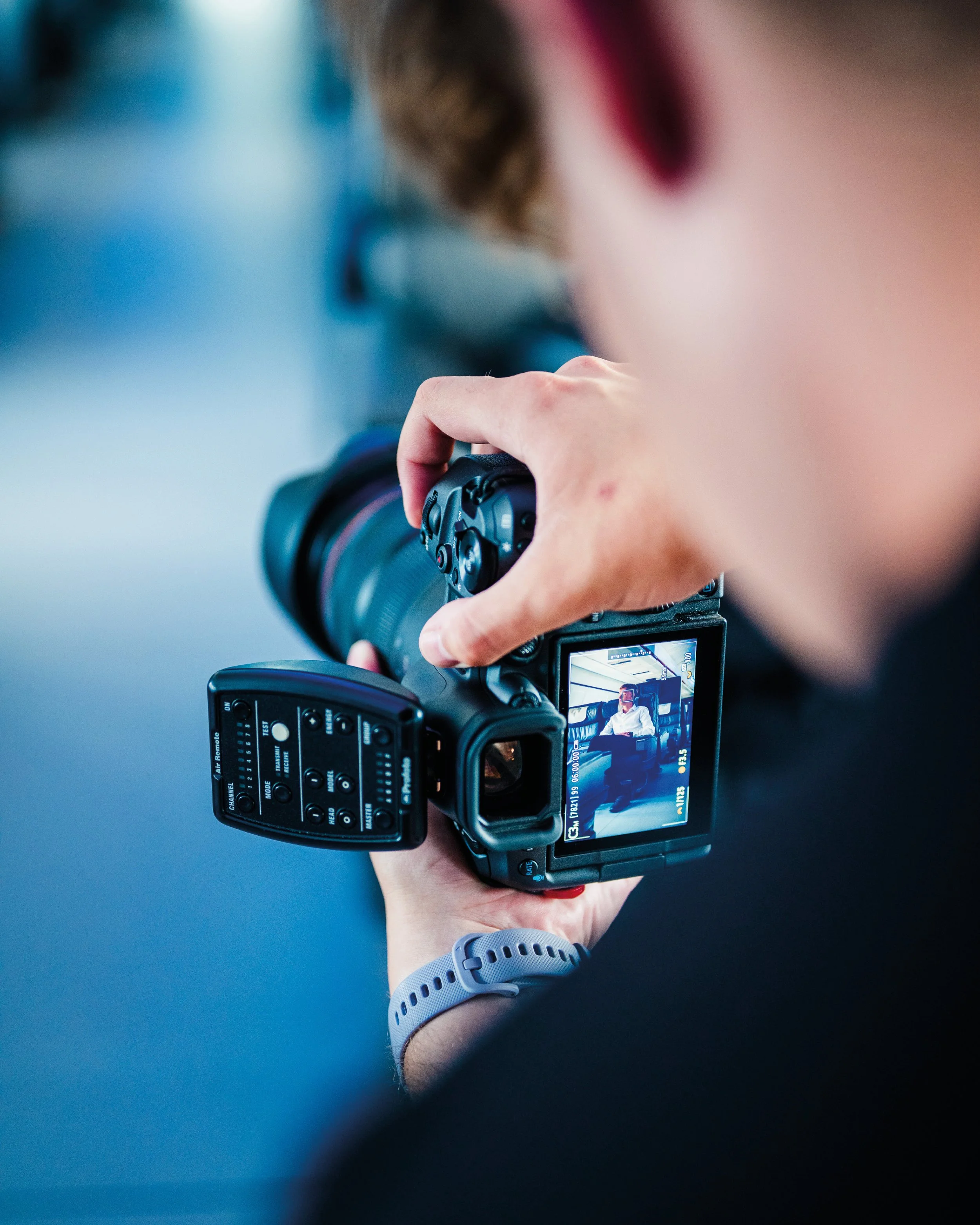 Person filmt eine Szene mit einer Kamera in einem Studio.