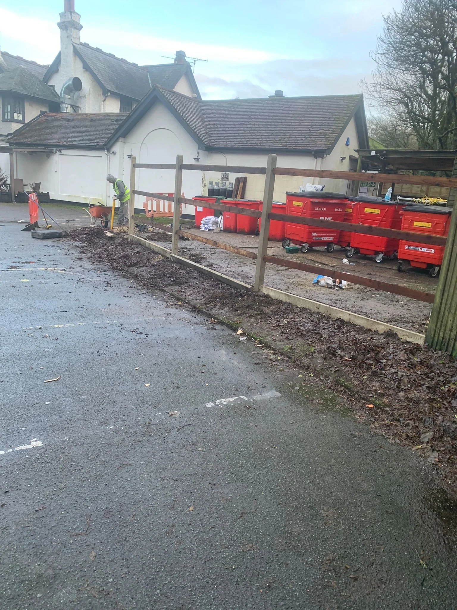 New fencing and gate installed at a Surrey pub 