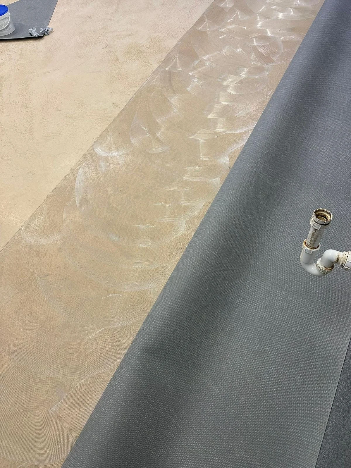 Smooth sealed flooring edges