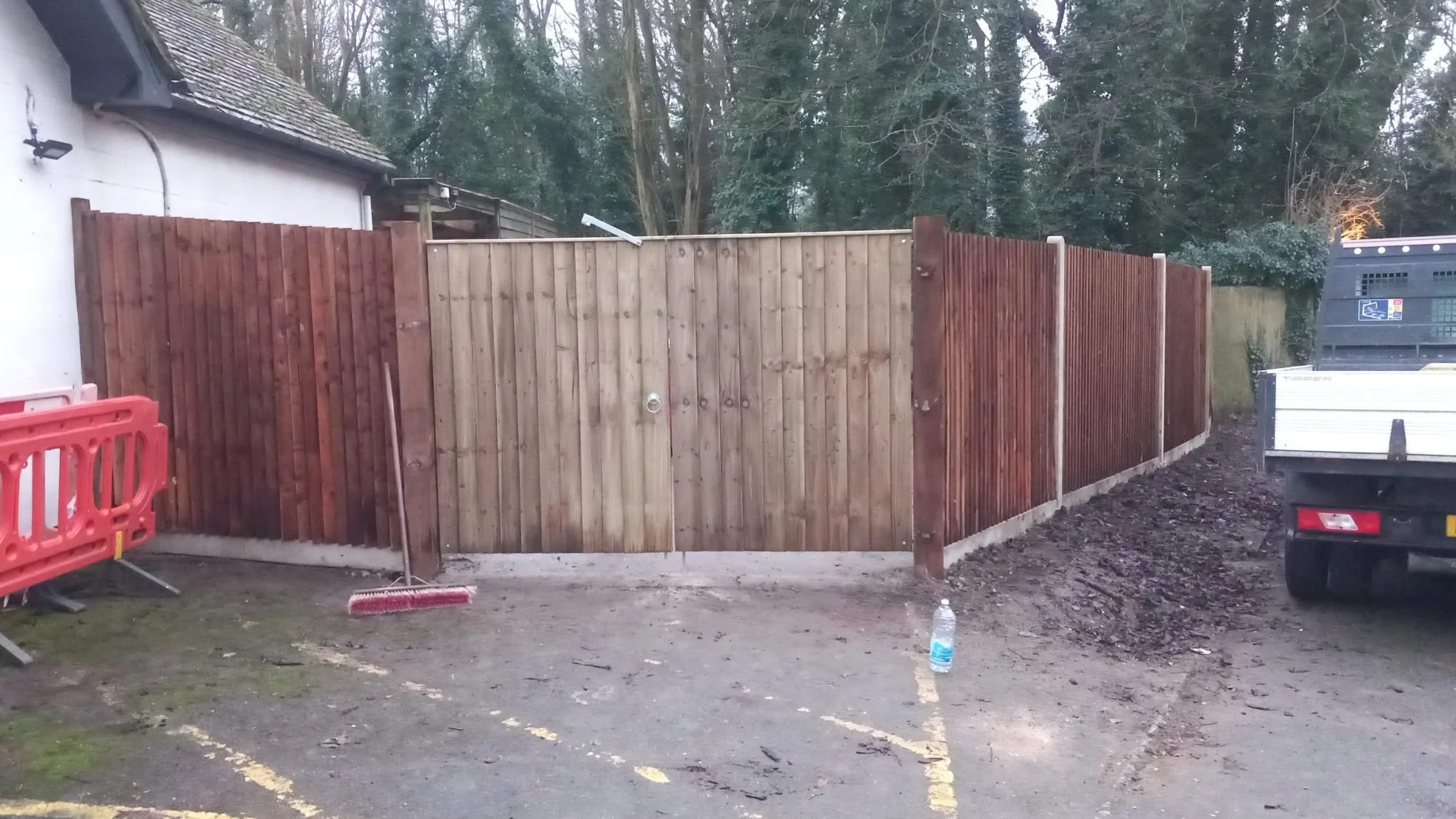 New fencing and gate installed at a Surrey pub 