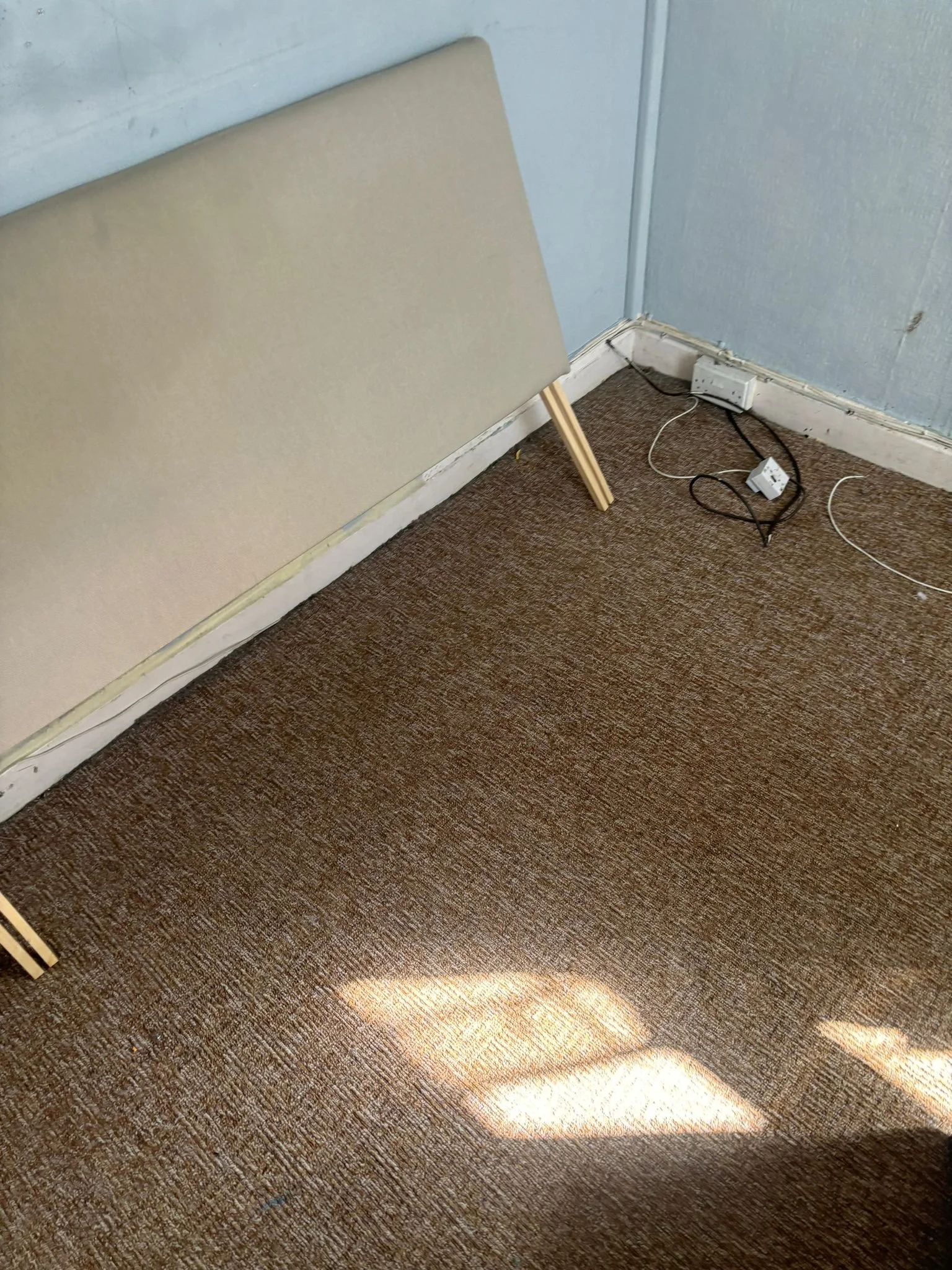 brown tired bedroom carpet