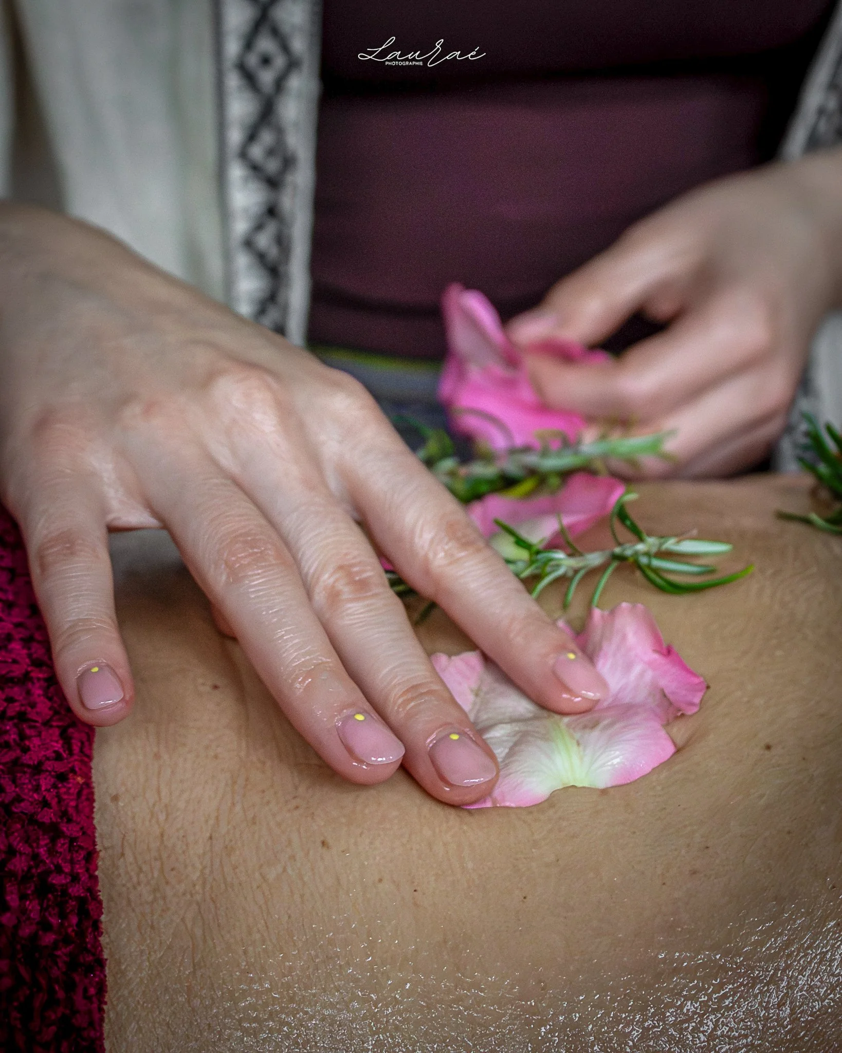 Femme qui se fait poser sur le ventre des plantes et fleurs