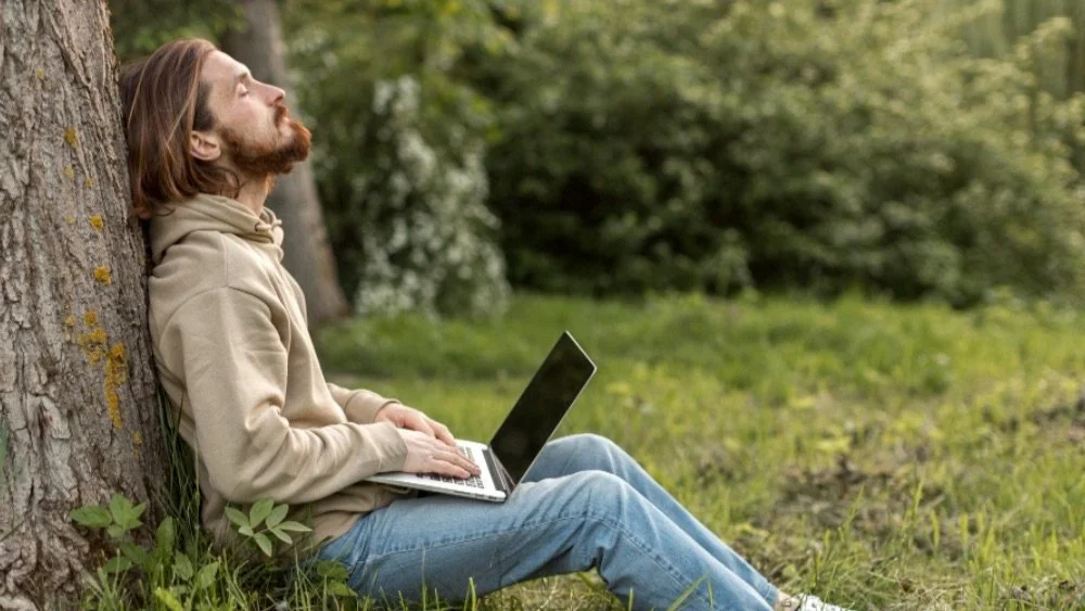 man vid ett träd.jpg (Copy) (Copy)