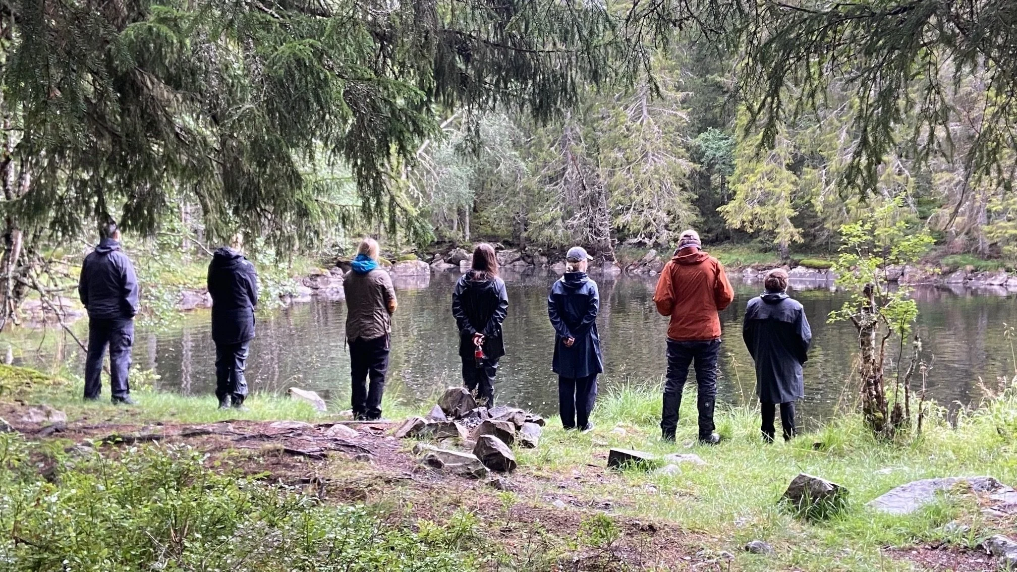 grupp vid en sjö.jpg (Copy) (Copy)