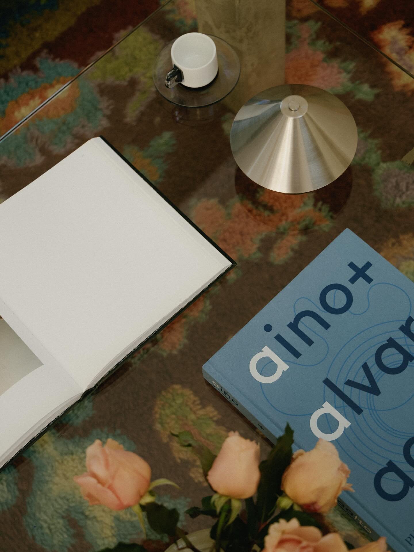 Details from Fitzrovia Apartment. Calming oceanic hues form the backdrop for vibrant pops of colour. 

Styling @jessicaalice_design 
Photography @sarahbuttonphoto 
Artworks @adamkennaphoto