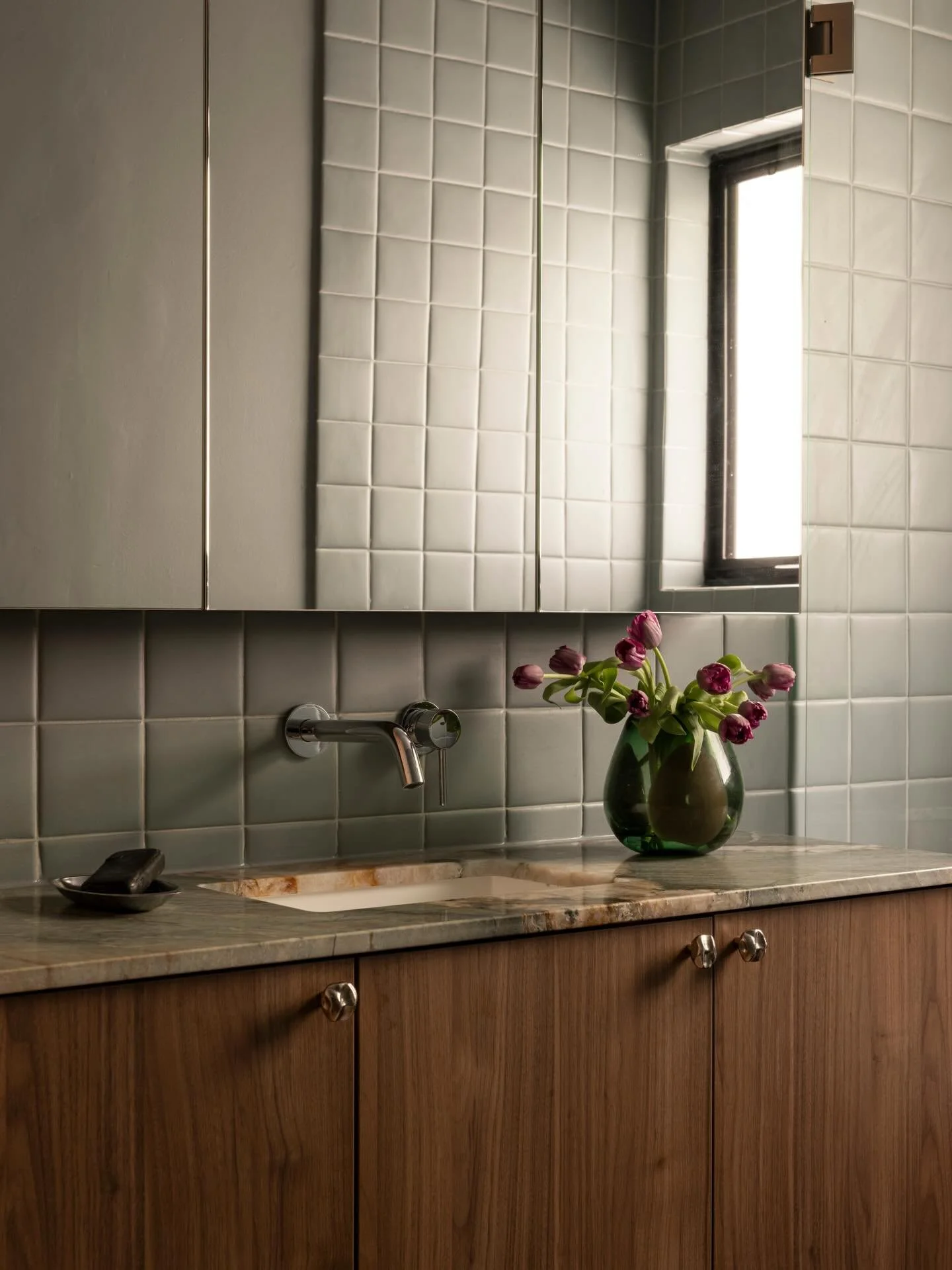 Warm and moody, dramatic yet calming. A hardworking family bathroom that also makes a statement. 

Photography @dionrobeson 
Styling @jessicaalice_design