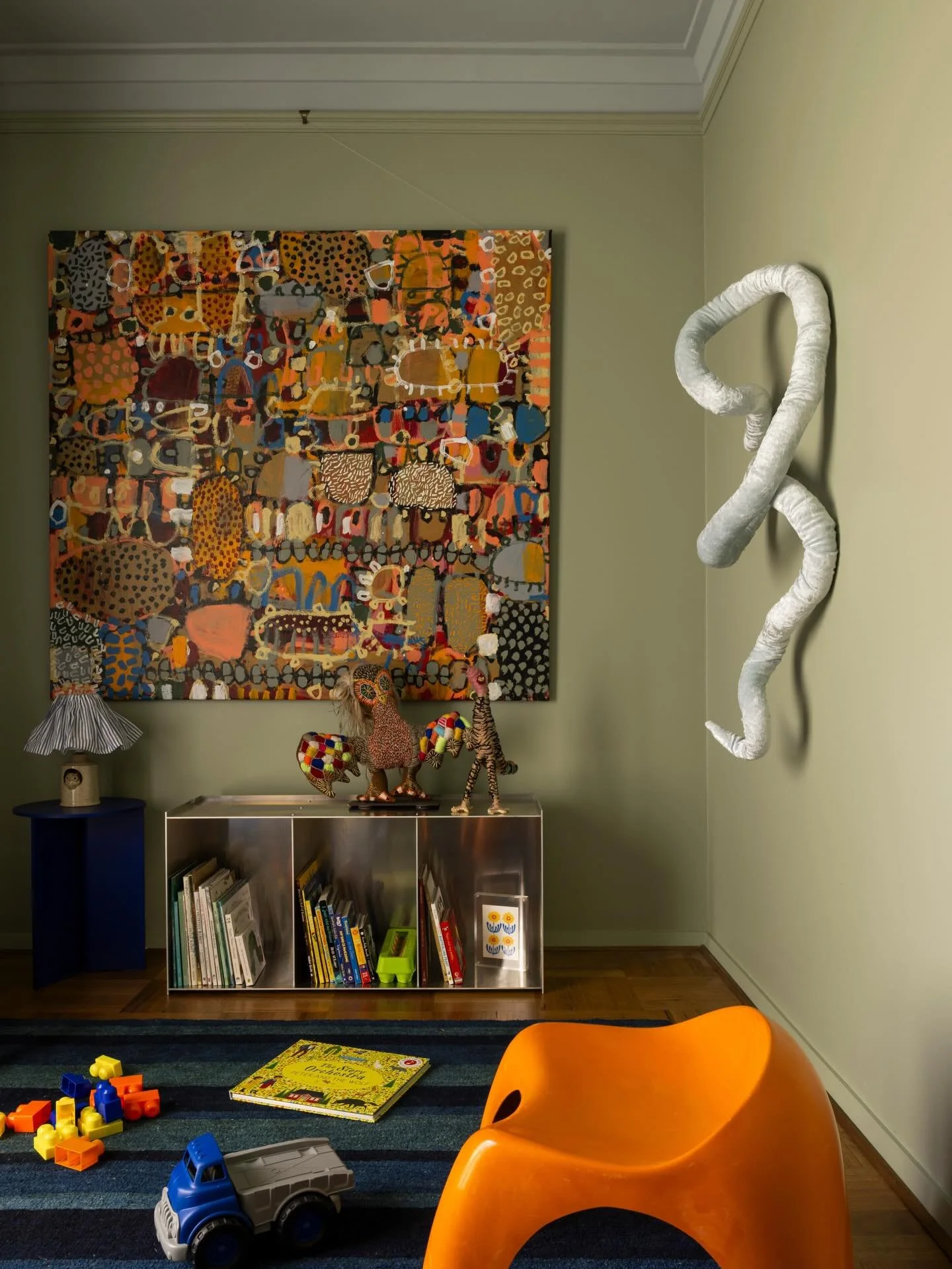 Colour was used to create a different energy for the kids spaces at Chester Rd. Bold hues give the playroom vibrancy and connect it to the garden, while calming tones envelop the bedroom.

Photography @dionrobeson 
Styling @jessicaalice_design