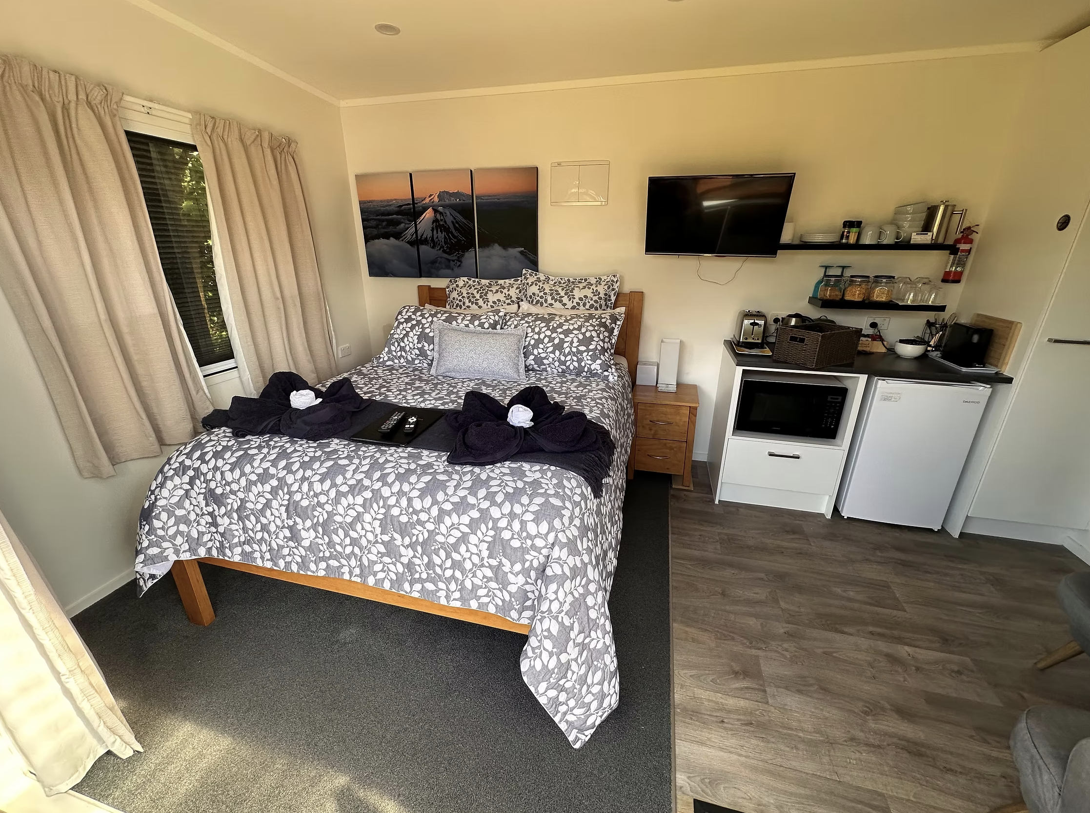 Rua - Bedroom with a queen bed, kitchenette and ensuite.