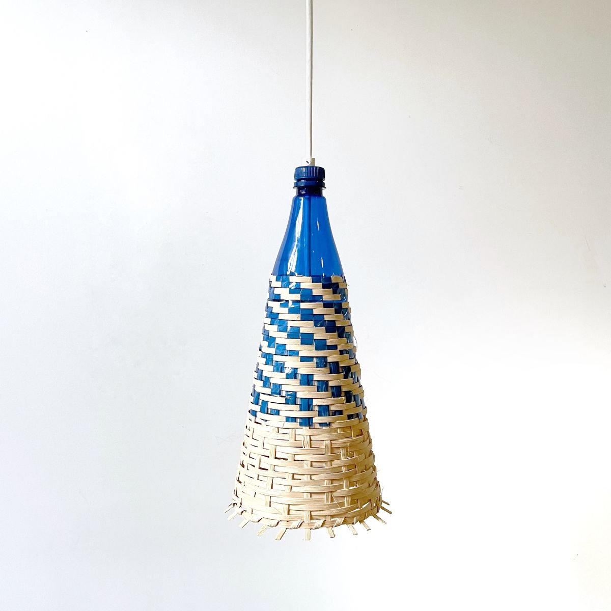 Luminaire fabriqué au Québec. Vannerie de rotin et bouteille de plastique surcyclé. Lampe conique