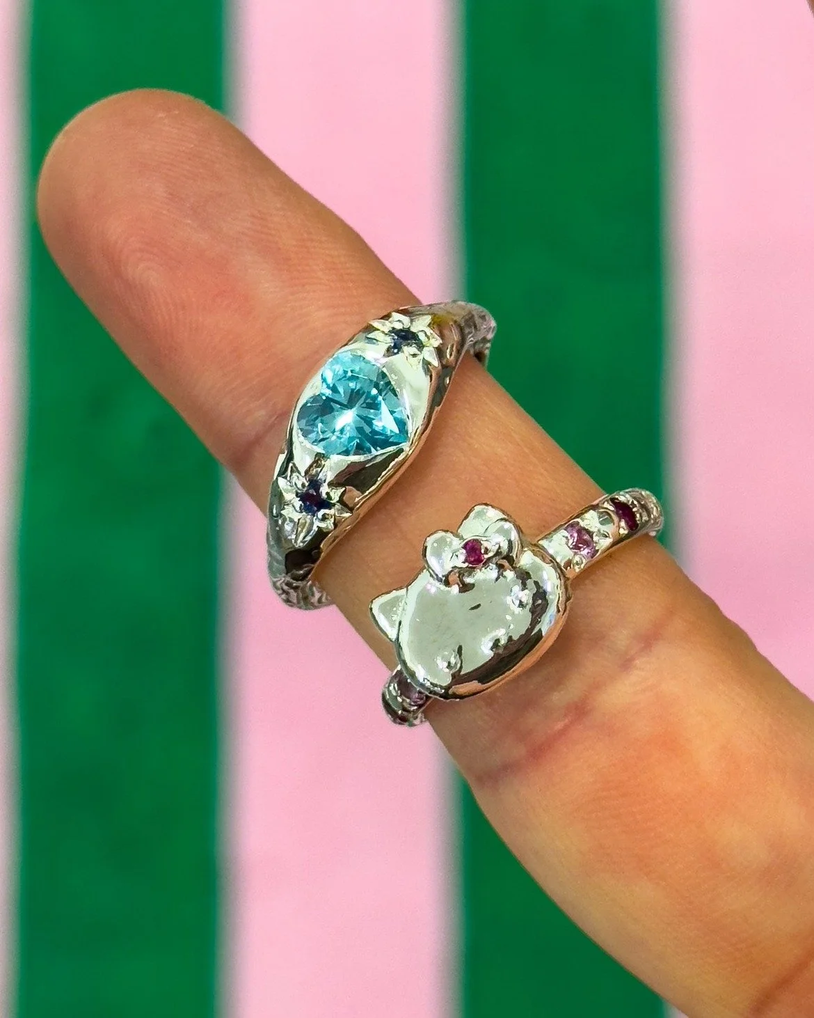Two recent commissions! A custom alternative Juliette Ring (all blue!) 💗 plus a Kitty Ring with red and pink stones. Customs are closed but I do have some special pieces on the website right now ✨