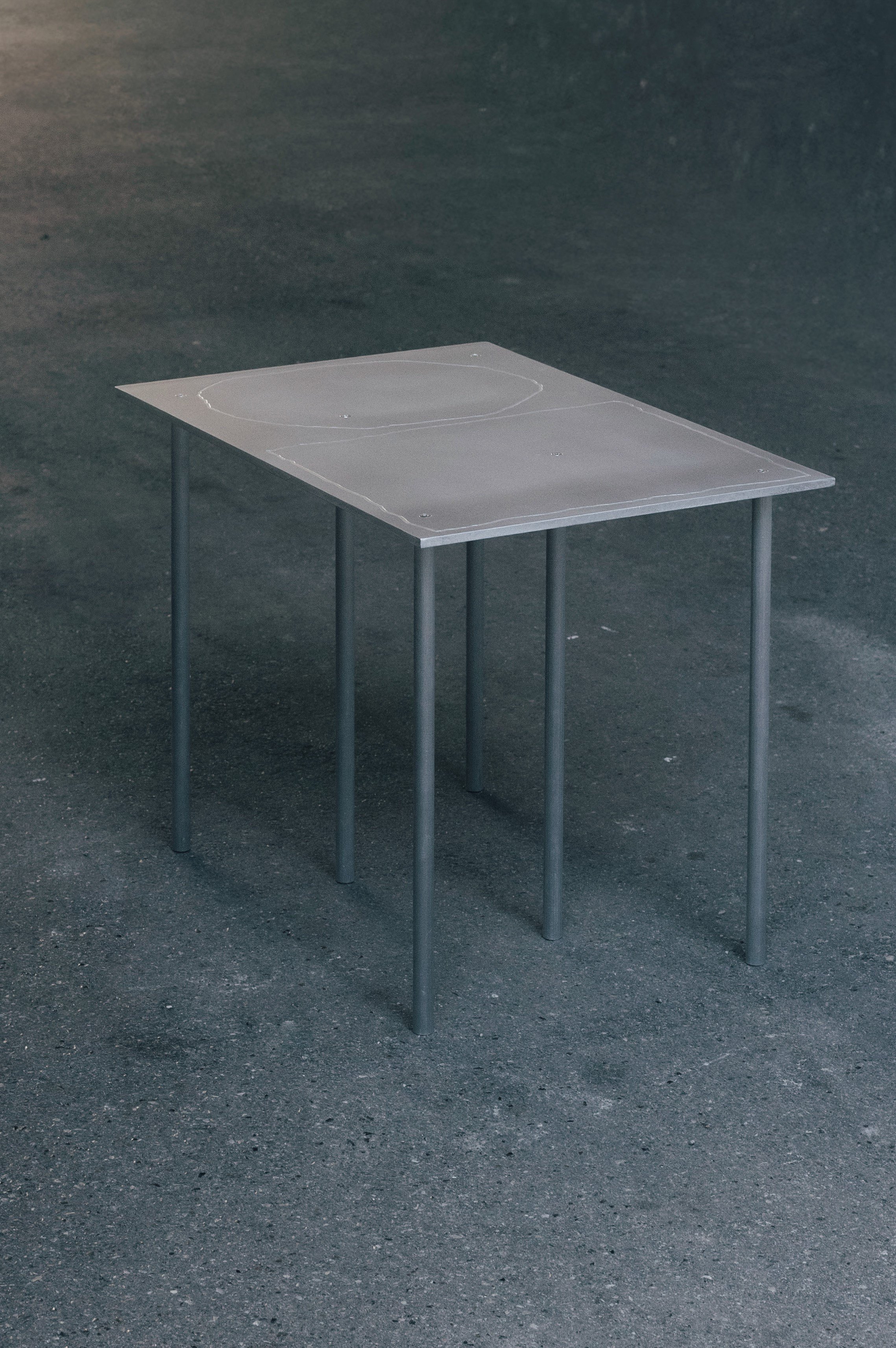 Low table - Repeatable process // 
Dimensions: W600 x D400 x H450 mm 
Seat Height: 450 mm (1/1 Available)