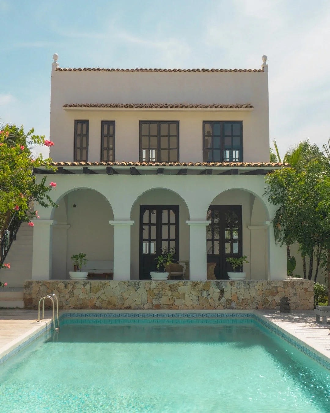 The pool house at Rae&rsquo;s.
For slow afternoons, post-swim cocktails, and slipping into the rhythm of the day.

Stay at Rae&rsquo;s &darr;
raestulum.com
&mdash;
#RaesTulum #TulumVilla #QuietLuxury