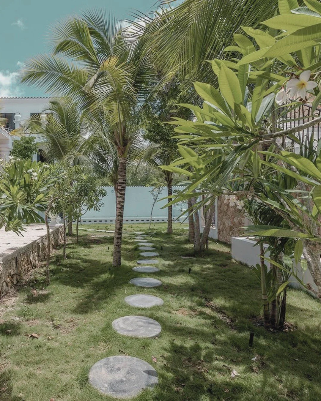 Between swims, long lunches, and late afternoon games.

Spaces designed to gather.

Stay at Rae&rsquo;s &darr;
raestulum.com
&mdash;
#RaesTulum #LuxuryVilla #TulumMexico