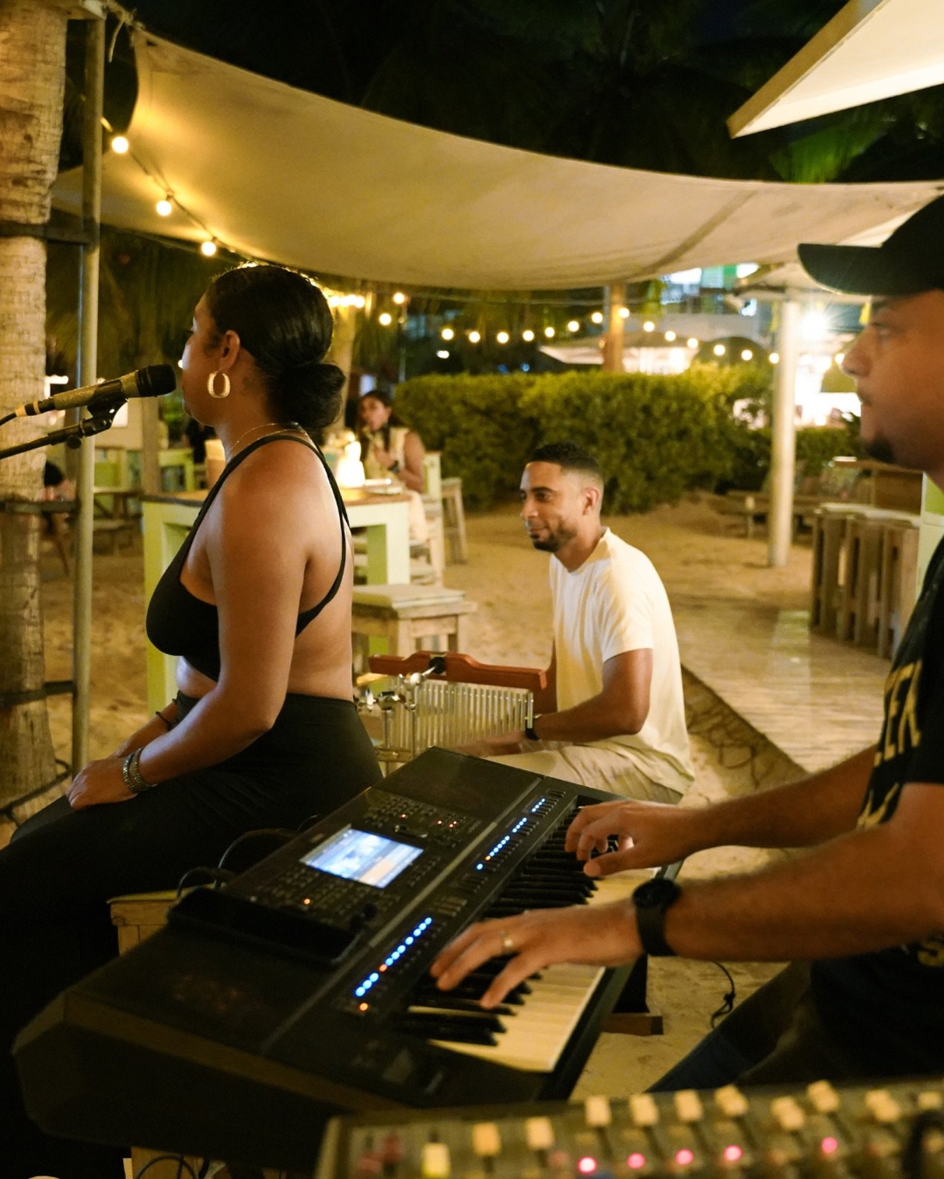 Good vibes, great music and the perfect beachside setting. That is how you spend your nights at Zest!

#beachsunset #oceanview #wine #dining #janthielbeach #curacao #beachlife #restaurant #beach #lifeisbetteronthebeach #dushi #zestcuracao #zestbeachc