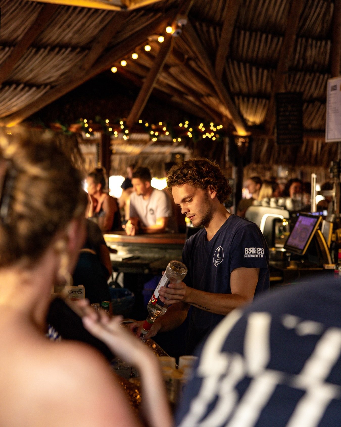 Let the weekend vibes roll in with Zanzibar&rsquo;s Happy Hour! See you at the bar? 

#beachsunset #oceanview #bites #janthielbeach #curacao #beachlife #restaurant #beach #lifeisbetteronthebeach #dushi #zanzibarcuracao