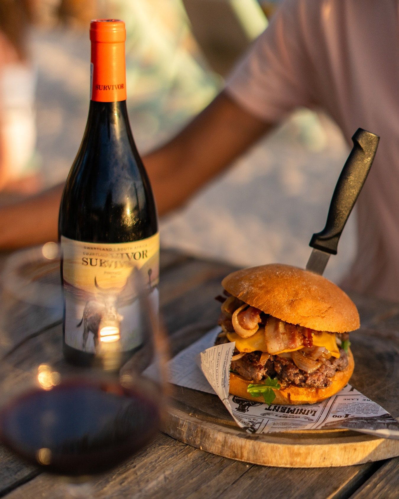 A juicy burger, a good glass of wine and the sound of the ocean in the background. Join us at Zest Beach Caf&eacute;. 

#beachsunset #oceanview #janthielbeach #curacao #beachlife #restaurant #beach #lifeisbetteronthebeach #dushi #zestcuracao #zestbea