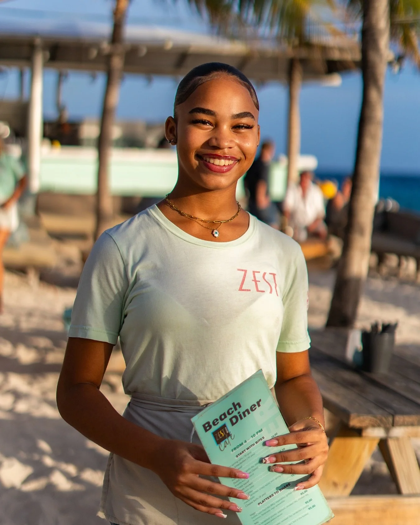Friendly faces and delicious dishes? That&rsquo;s the Zest way! 

#beachsunset #oceanview #janthielbeach #curacao #beachlife #restaurant #beach #lifeisbetteronthebeach #dushi #zestcuracao #zestbeachcafe