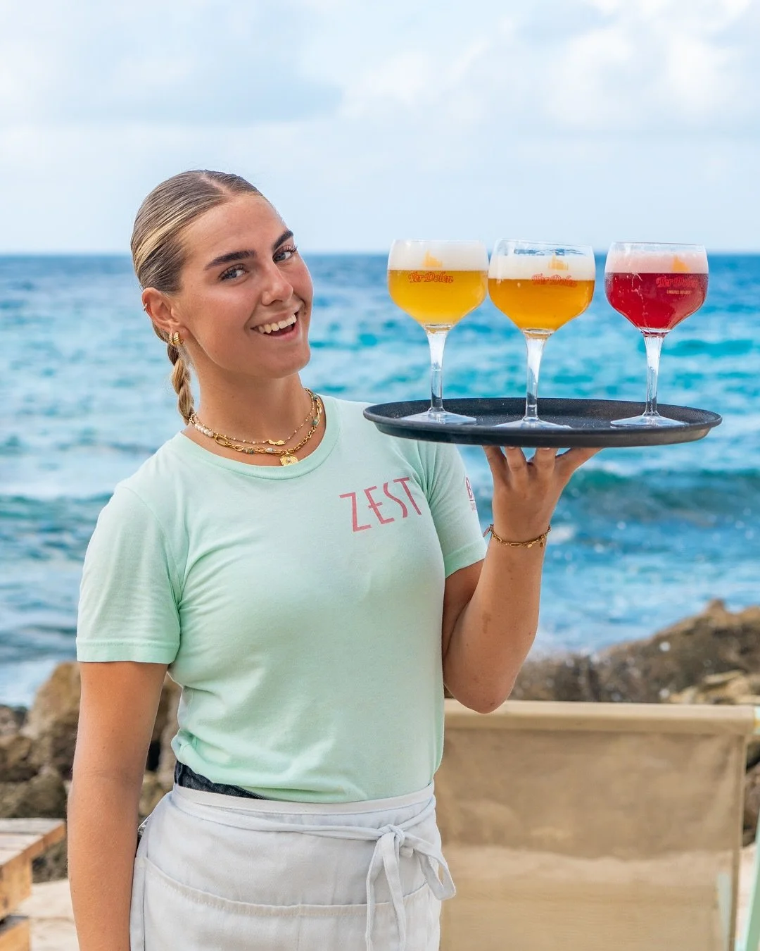 Service with a smile&hellip; Which one will you pick first? 

#beachsunset #oceanview #janthielbeach #curacao #beachlife #restaurant #beach #lifeisbetteronthebeach #dushi #zestcuracao #zestbeachcafe