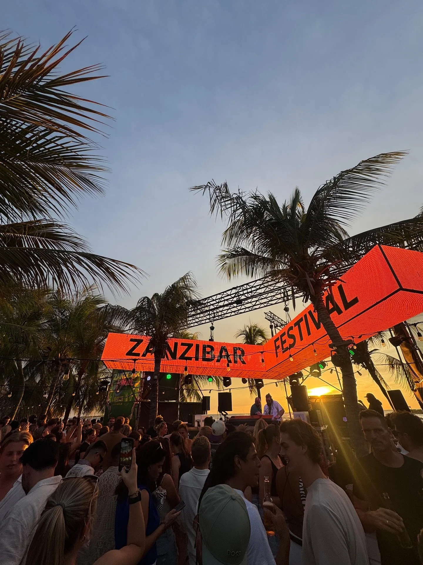 ✨ THANK YOU CURA&Ccedil;AO ✨
What an unforgettable day at Zanzibar Festival! 🌴🔥

The energy, the music, the vibes&hellip;. YOU made it magical. 
Big love to all the HOUSEQUAKE for tearing up the place! Love to all local dj&rsquo;s, crew, and of cou