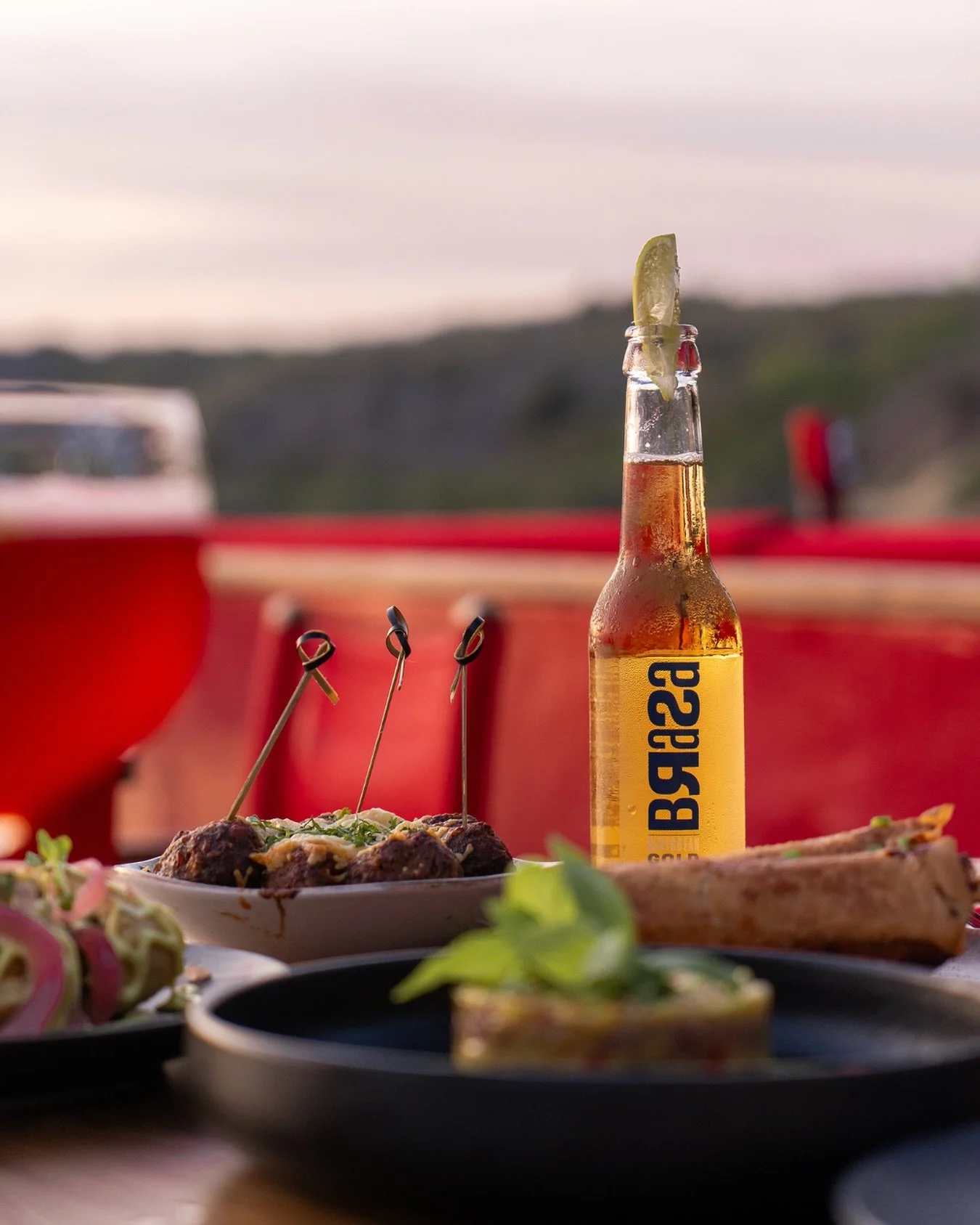 When the sun sets, your cravings rise &ndash; Tinto&rsquo;s got you.

#shareddining #tintobarycocina #janthielbeach