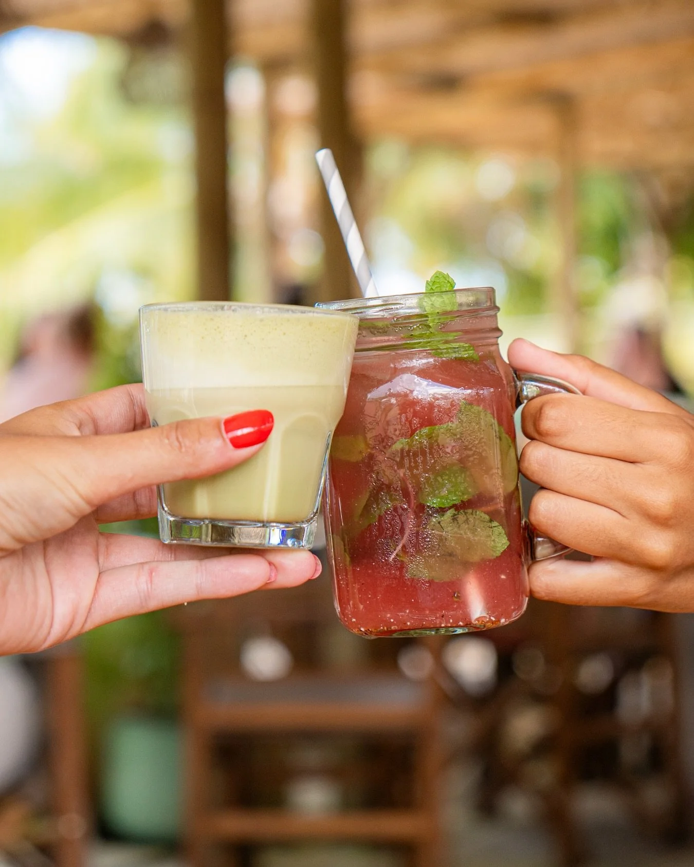 Beach days taste better when you&rsquo;re sipping something fresh.

 #relaxedatthebeach #mindfullday #healthyfood #kokosjanthiel #relaxedatkokos