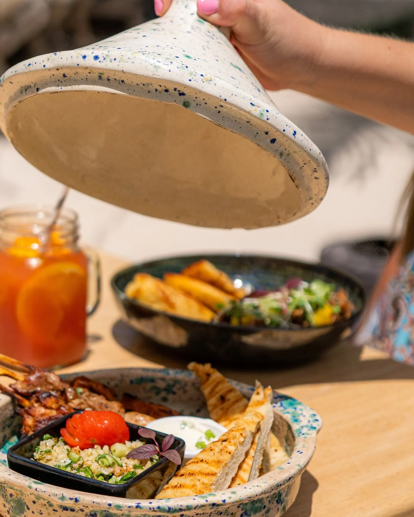 One bite and you&rsquo;ll understand why this is everyone&rsquo;s favorite beach spot.

#oceanview #sunandsand #janthiel #kokoscuracao #relaxedatthebeach #mindfullday #healthyfood #kokosjanthiel #relaxedatkokos