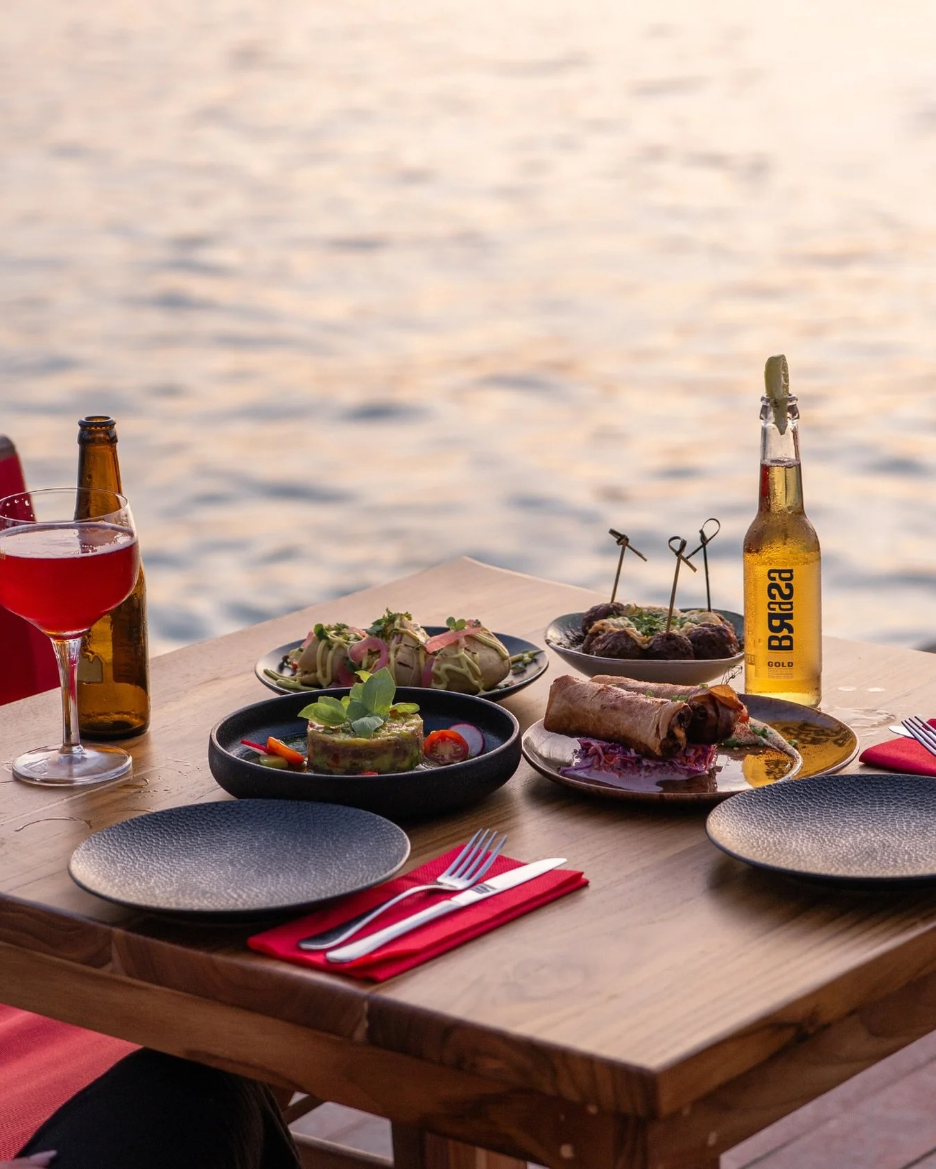 Small plates, cold drinks, warm evenings.

Made to share, or not?

#shareddining #tintobarycocina #janthielbeach