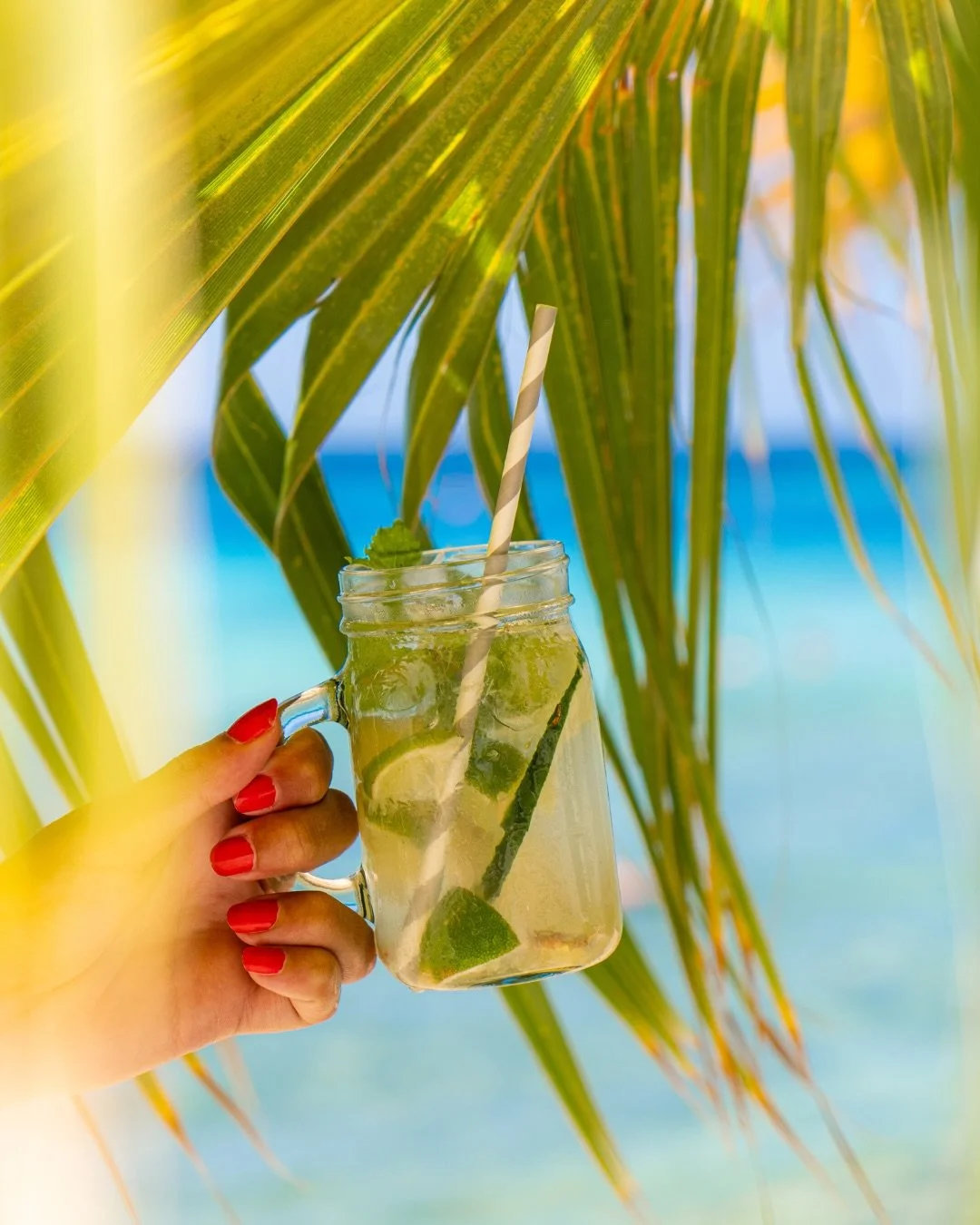 Ocean breeze, palm trees and your drink calling your name.

#oceanview #sunandsand #janthiel