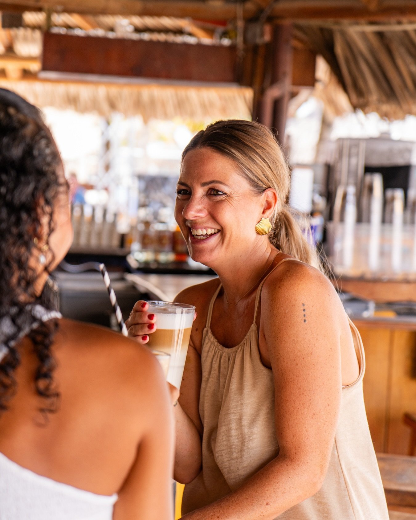 Good friends &amp; great drinks.

 #curacaoisland #curacao #beachlife #restaurant #beach #lifeisbetteronthebeach #dushi #brasabeer #zanzibarcuracao #janthielbeach #zanzibarbeach
