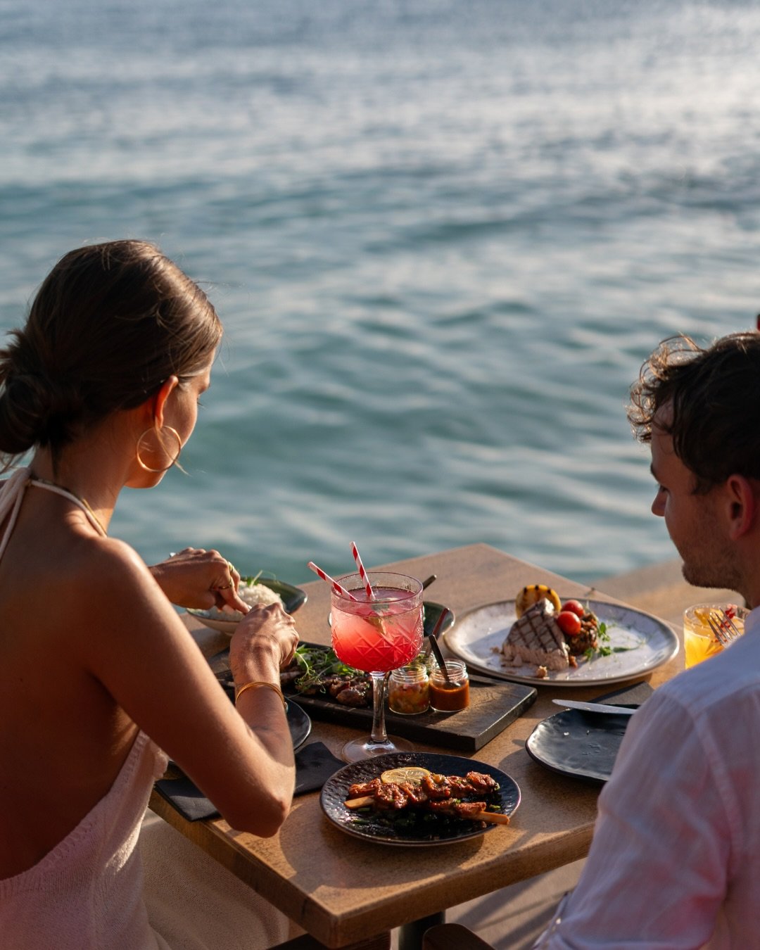 Golden hour, cold drinks and a table full of flavor.

#shareddining #tintobarycocina #janthielbeach