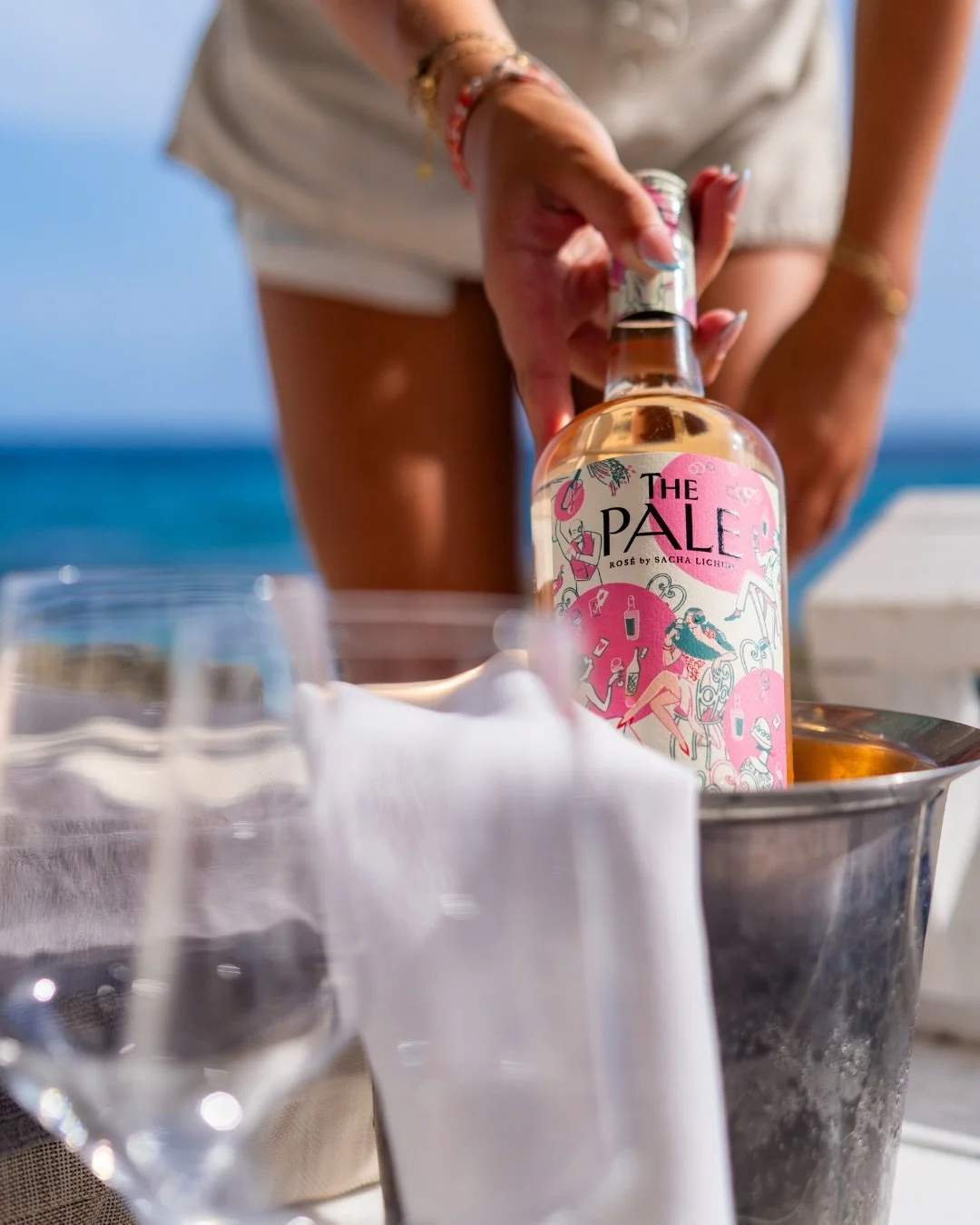 A glass of ros&eacute; with a sea breeze? Yes, please.

#beachsunset #oceanview #janthielbeach