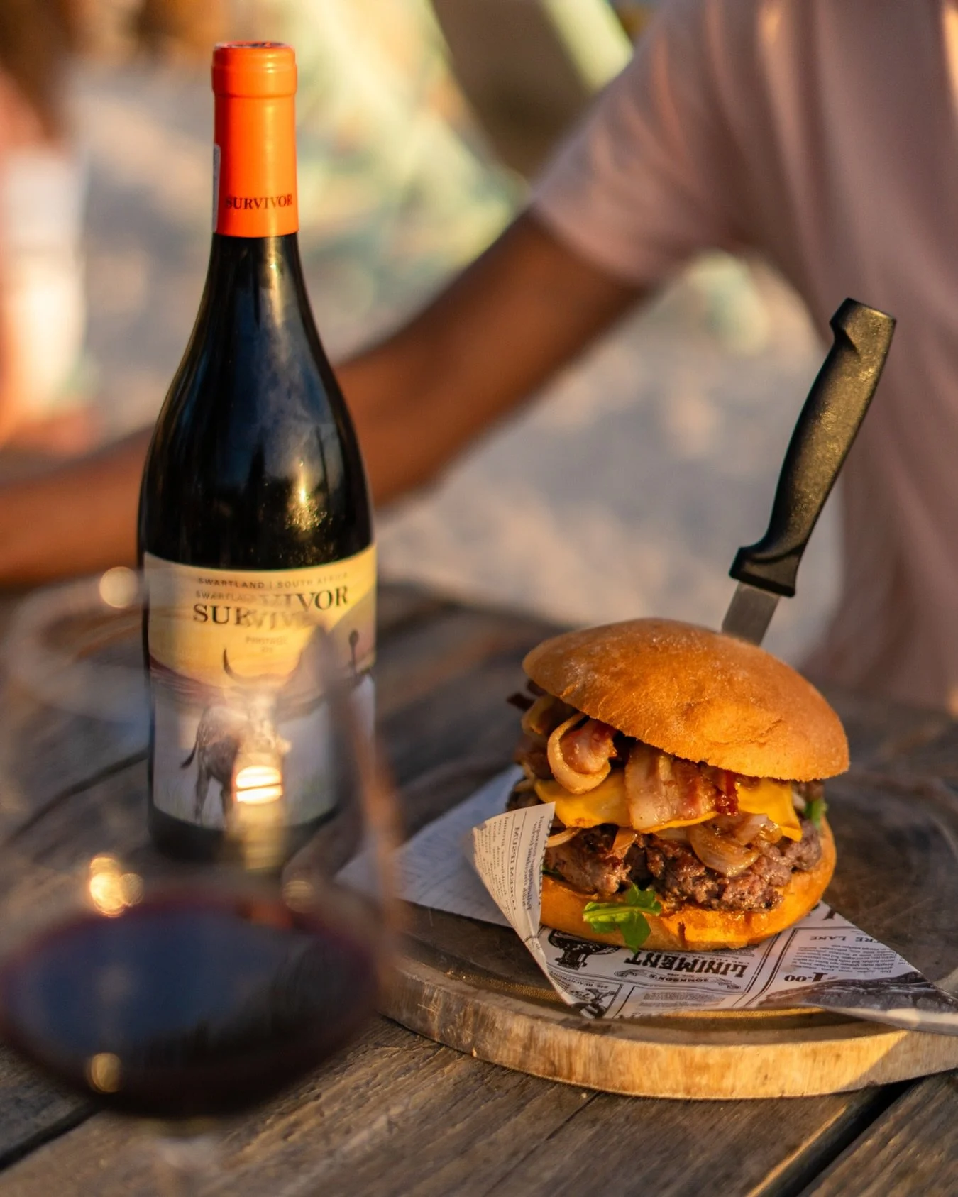 Treat yourself: our burgers taste even better by the beach.

#beachsunset #oceanview #janthielbeach