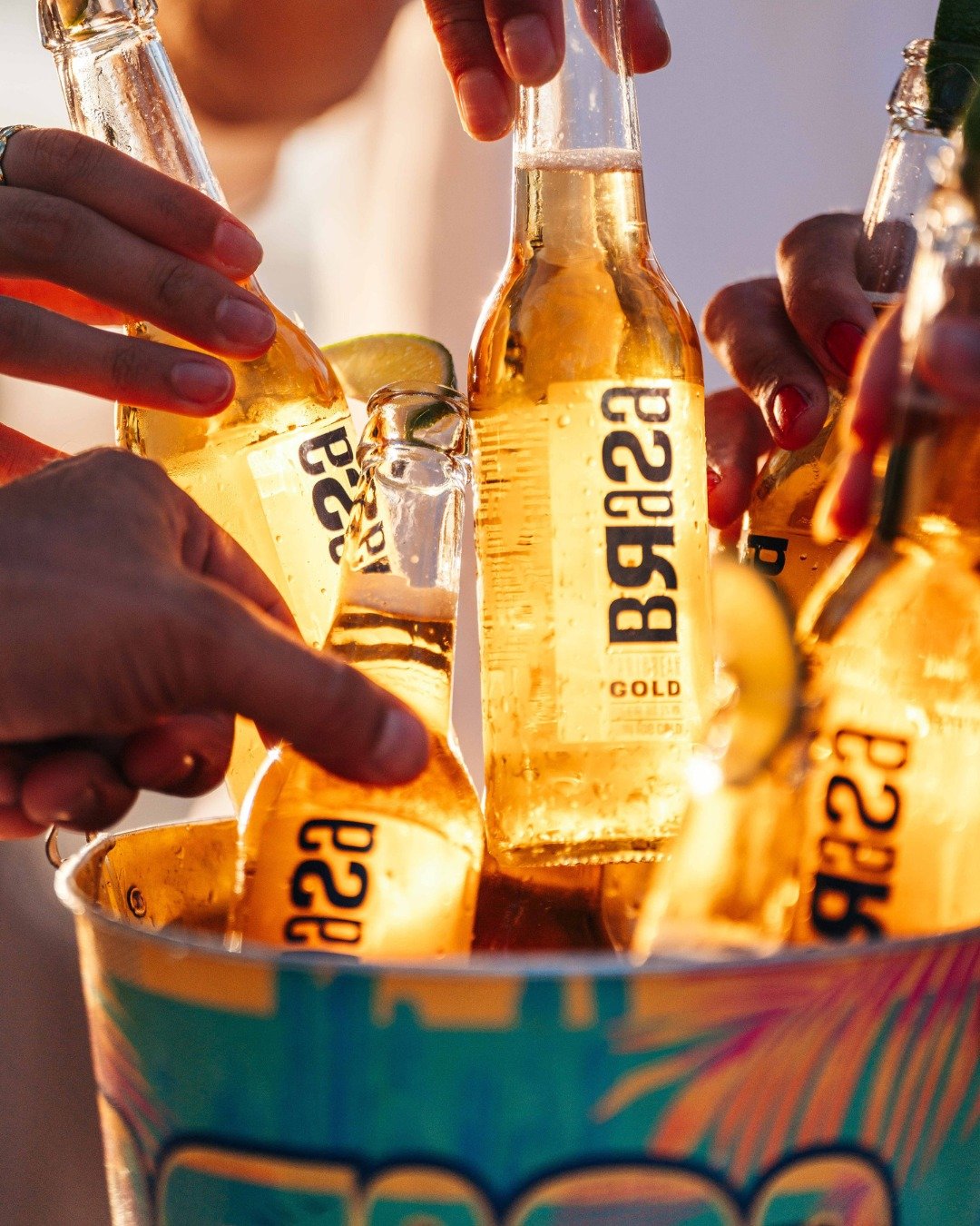 Cheers to island life!

 #curacaoisland #curacao #beachlife #restaurant #beach #lifeisbetteronthebeach #dushi #brasabeer #zanzibarcuracao #janthielbeach #zanzibarbeach