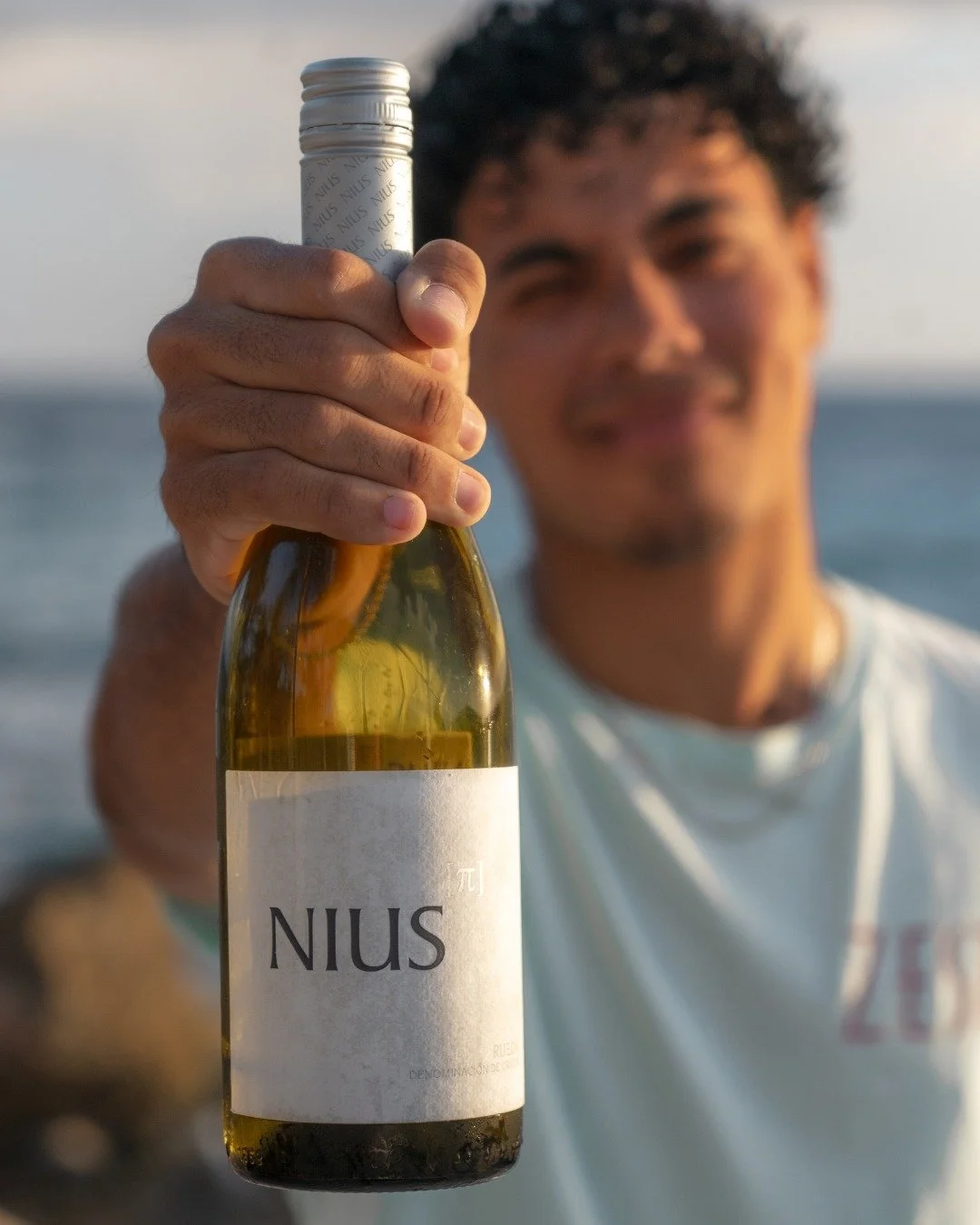 A bottle, a breeze, and the best view on the island.

#beachsunset #oceanview #janthielbeach #curacao #beachlife #restaurant #beach #lifeisbetteronthebeach #dushi #zestcuracao #zestbeachcafe