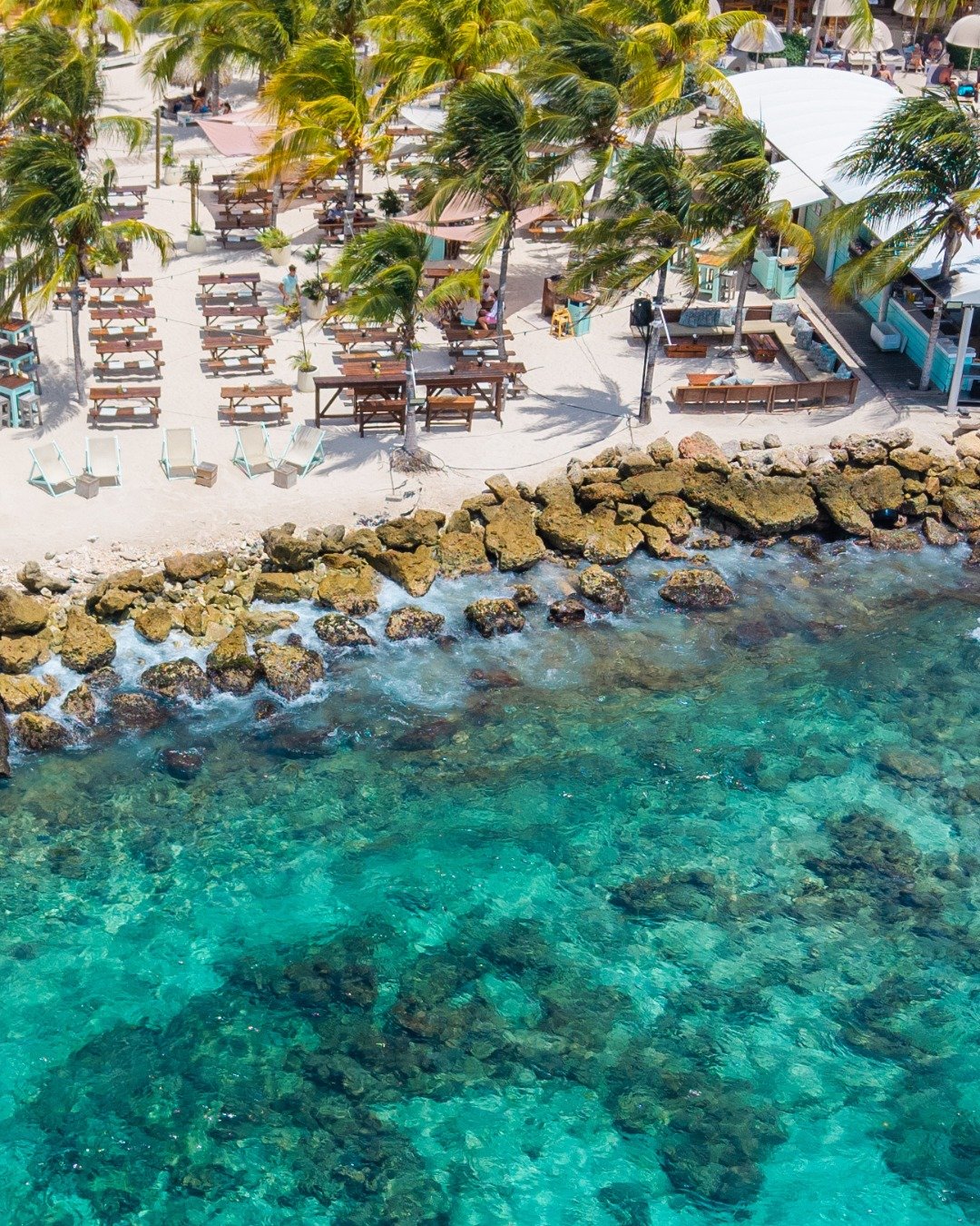 Dreaming of turquoise waters and soft sand? We&rsquo;ve got you!

#beachsunset #oceanview #janthielbeach #curacao #beachlife #restaurant #beach #lifeisbetteronthebeach #dushi #zestcuracao #zestbeachcafe