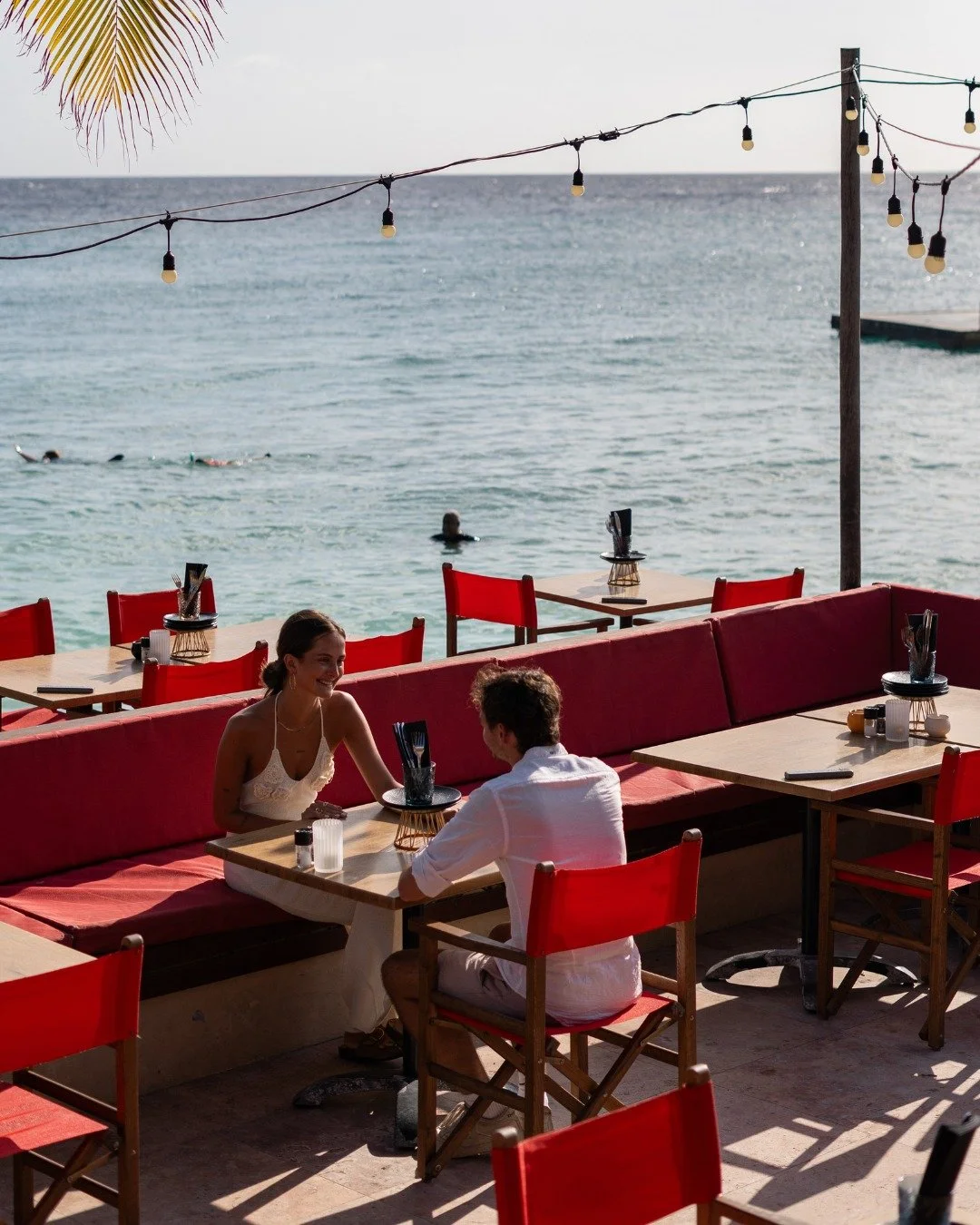 The best table? Always by the sea.

#shareddining #tintobarycocina #janthielbeach