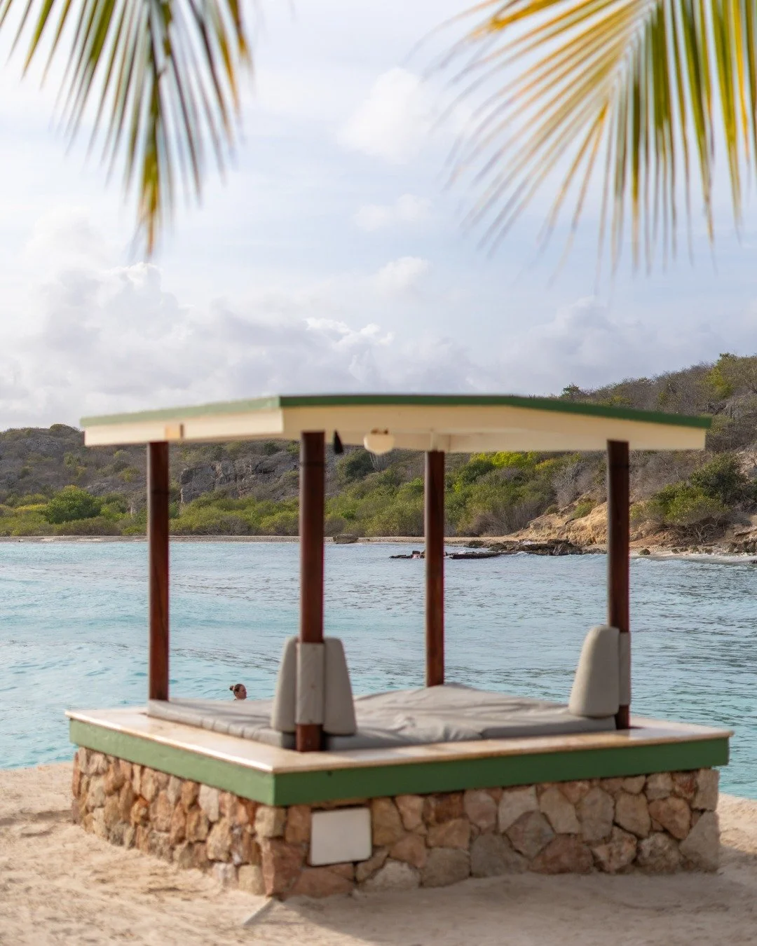 Front row seats to paradise.

 #curacaoisland #curacao #beachlife #restaurant #beach #lifeisbetteronthebeach #dushi #brasabeer #zanzibarcuracao #janthielbeach #zanzibarbeach
