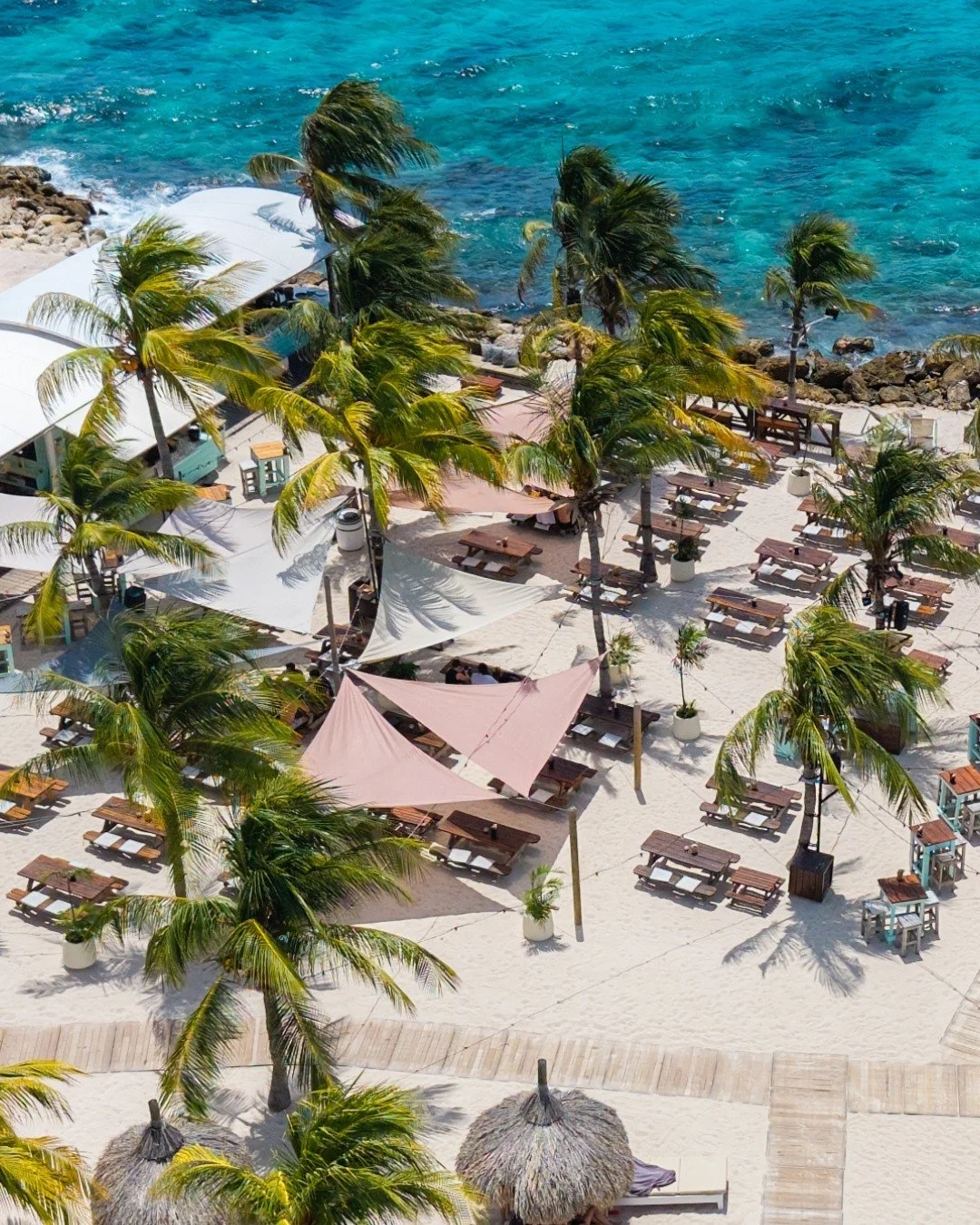 This is what a good day looks like from above. 🏝️

-

#beachsunset #oceanview #janthielbeach #curacao #beachlife #restaurant #beach #lifeisbetteronthebeach #dushi #zestcuracao #zestbeachcafe